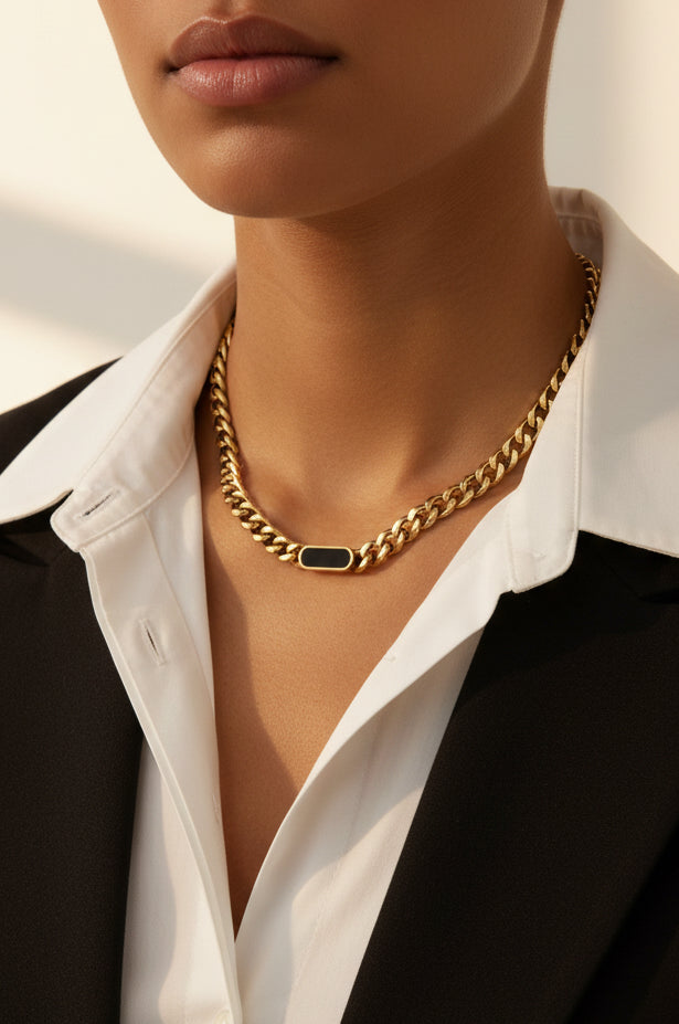 Collar Corto Eslabones y Ovalo Negro