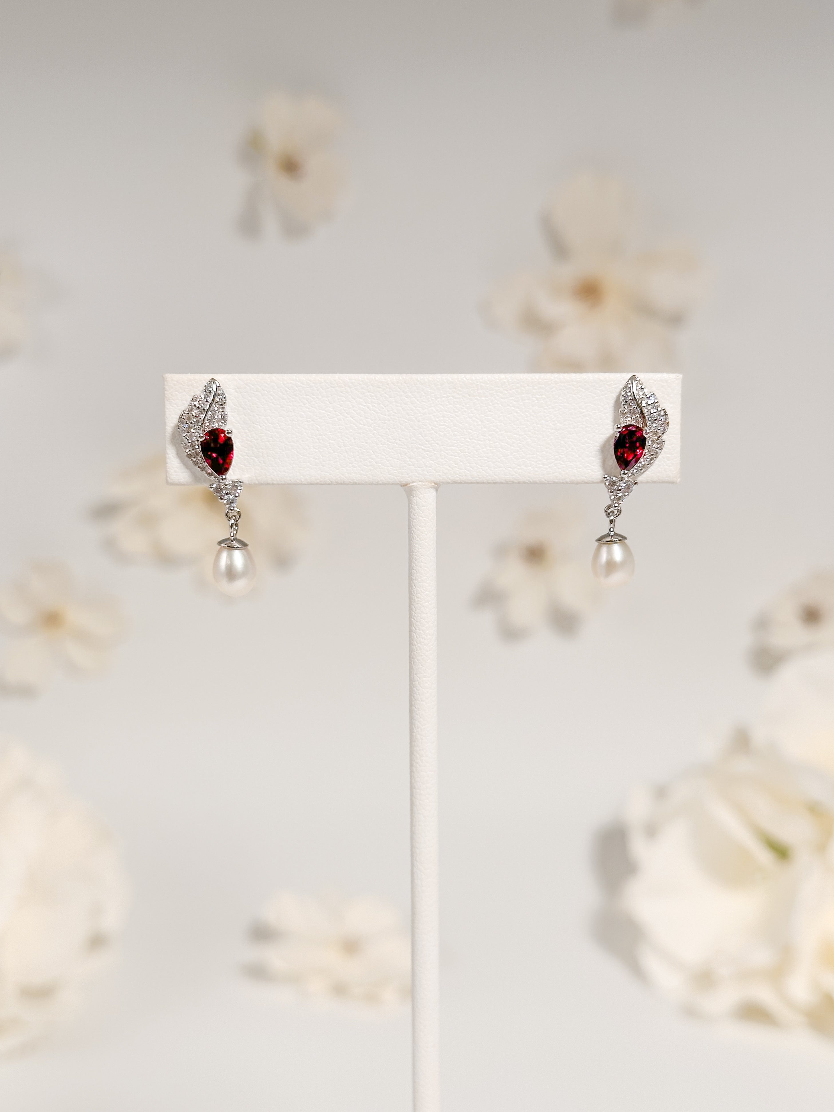 Aretes Hoja Burgundy y Perla de Plata