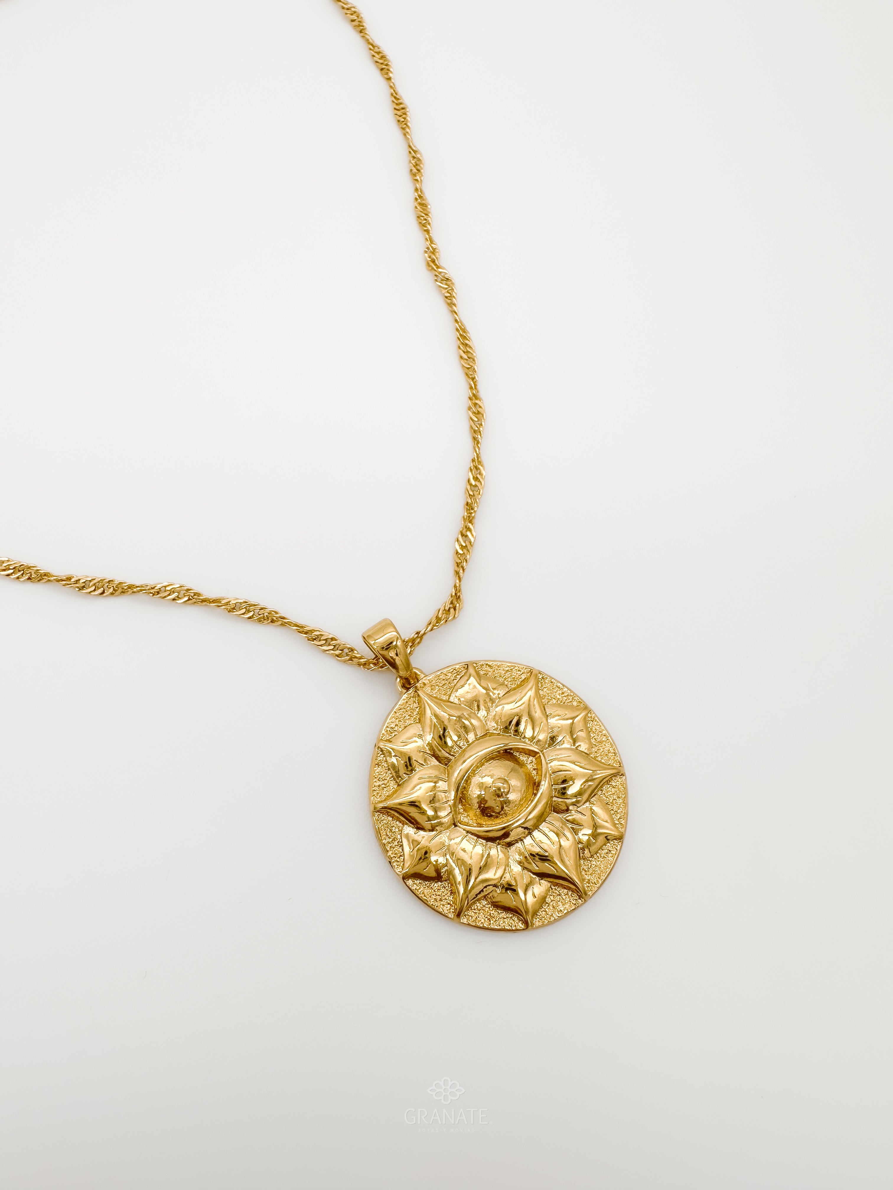 Collar Medalla Ojo Grande