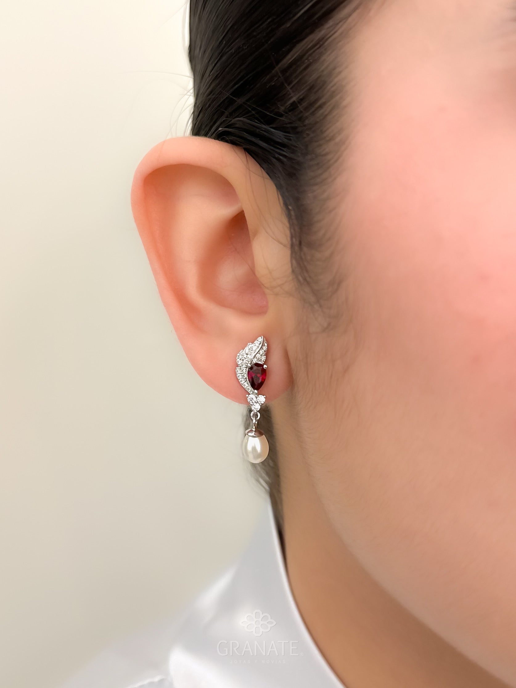 Aretes Hoja Burgundy y Perla de Plata