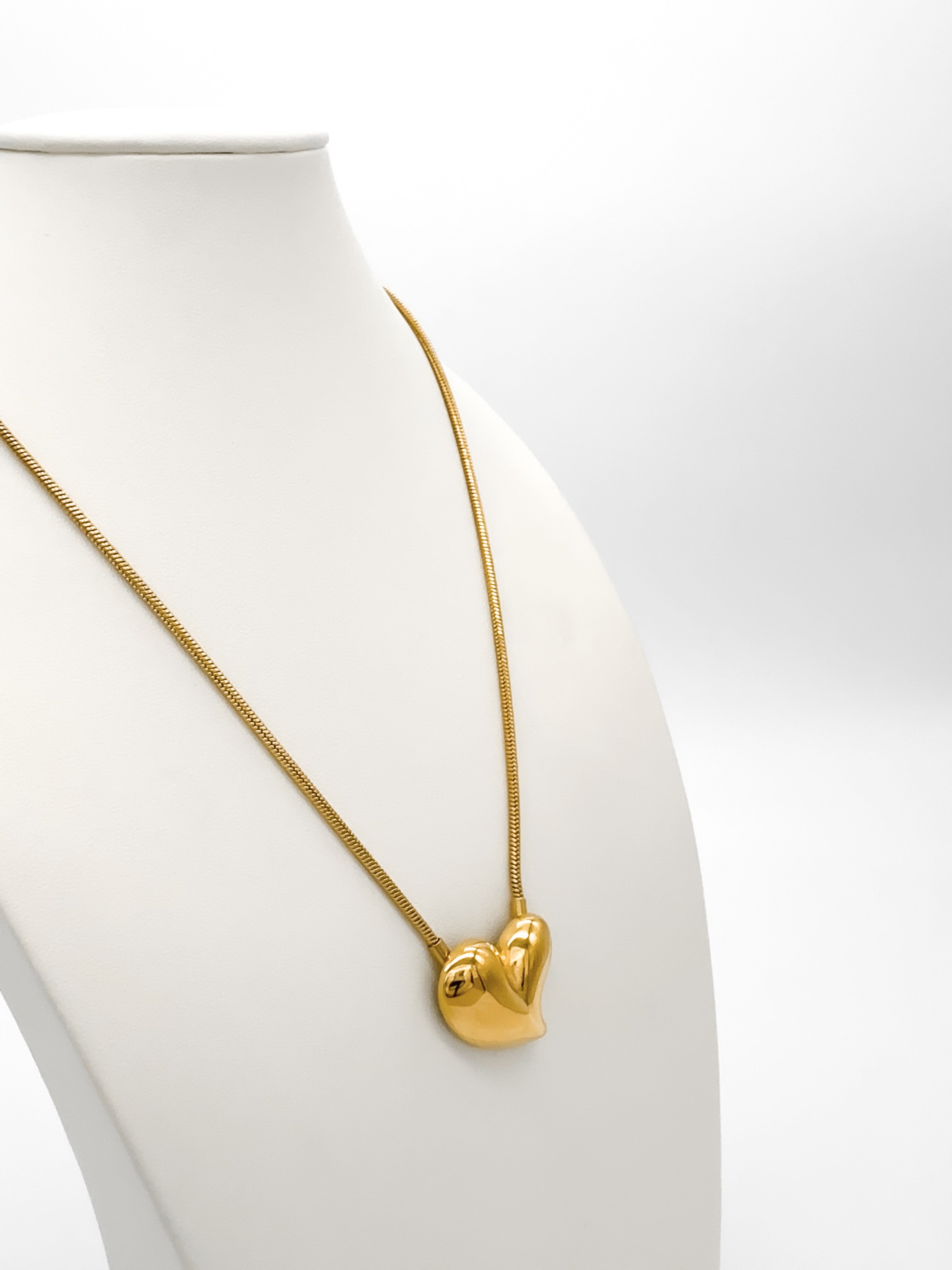 Collar Corazón Curvo