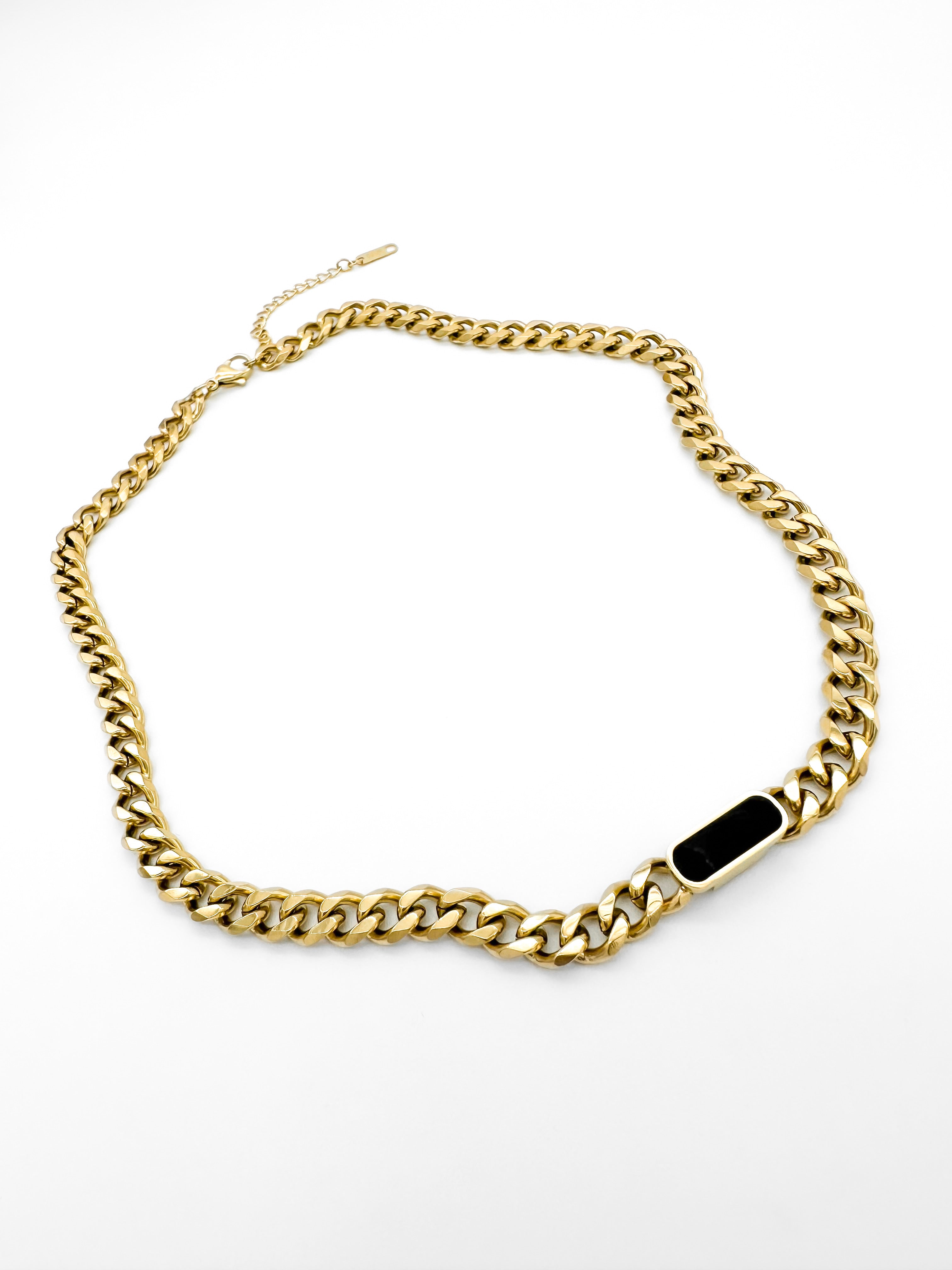 Collar Corto Eslabones y Ovalo Negro