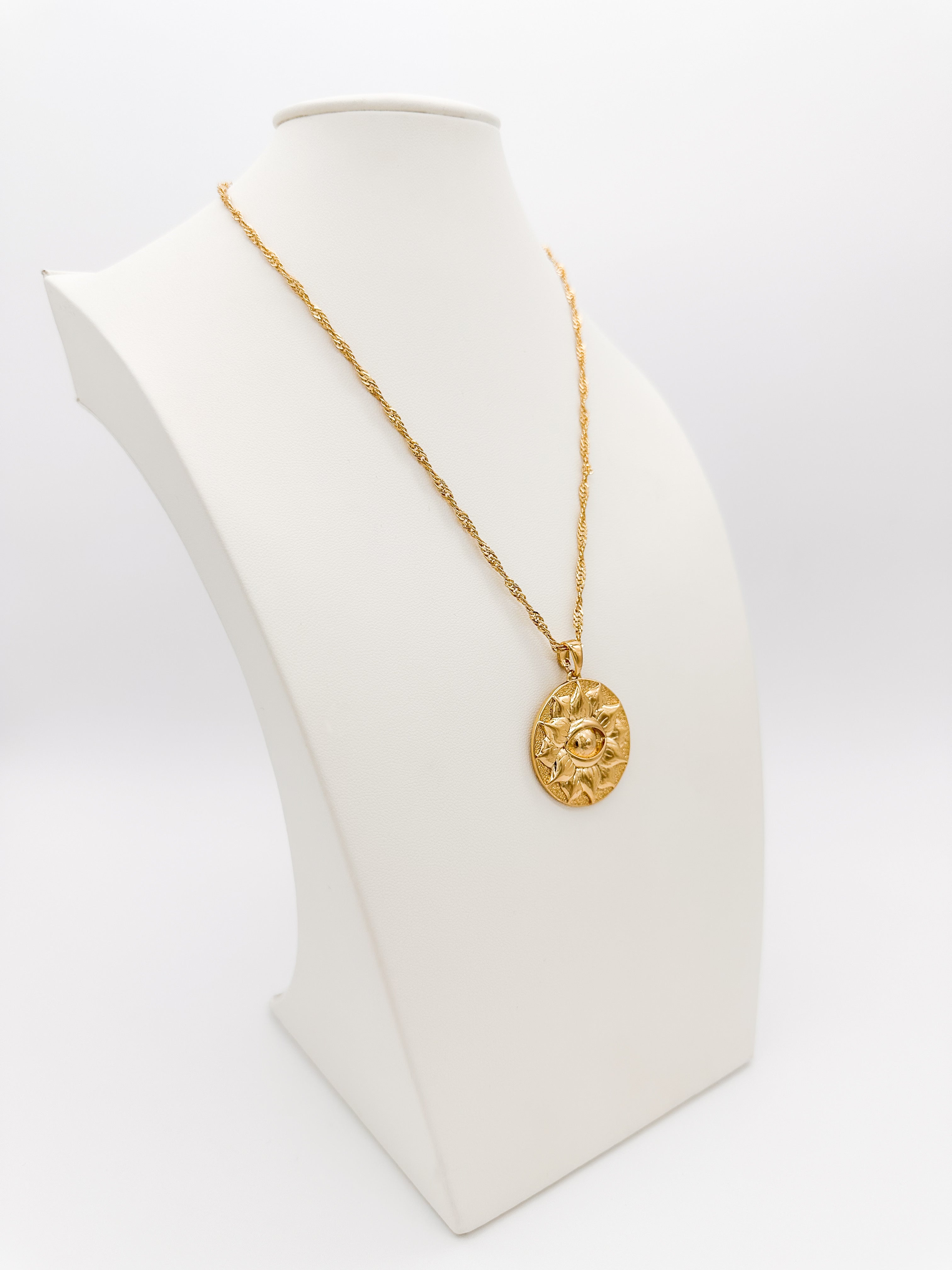 Collar Medalla Ojo Grande