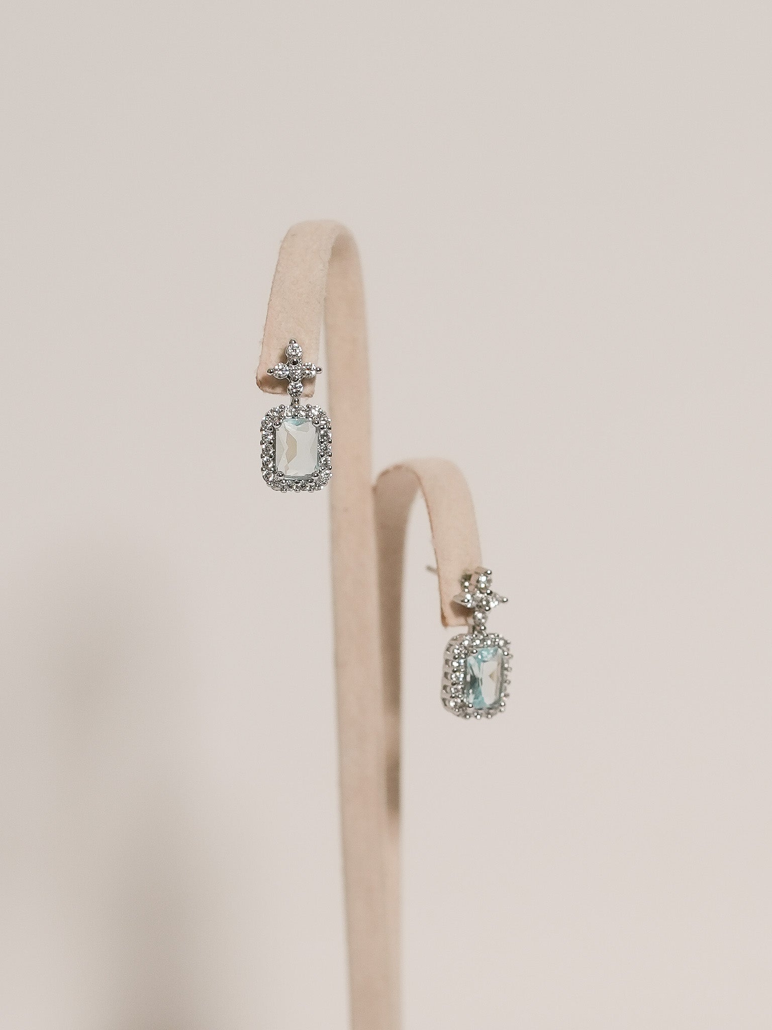 Aretes Flor Rectángulo Halo