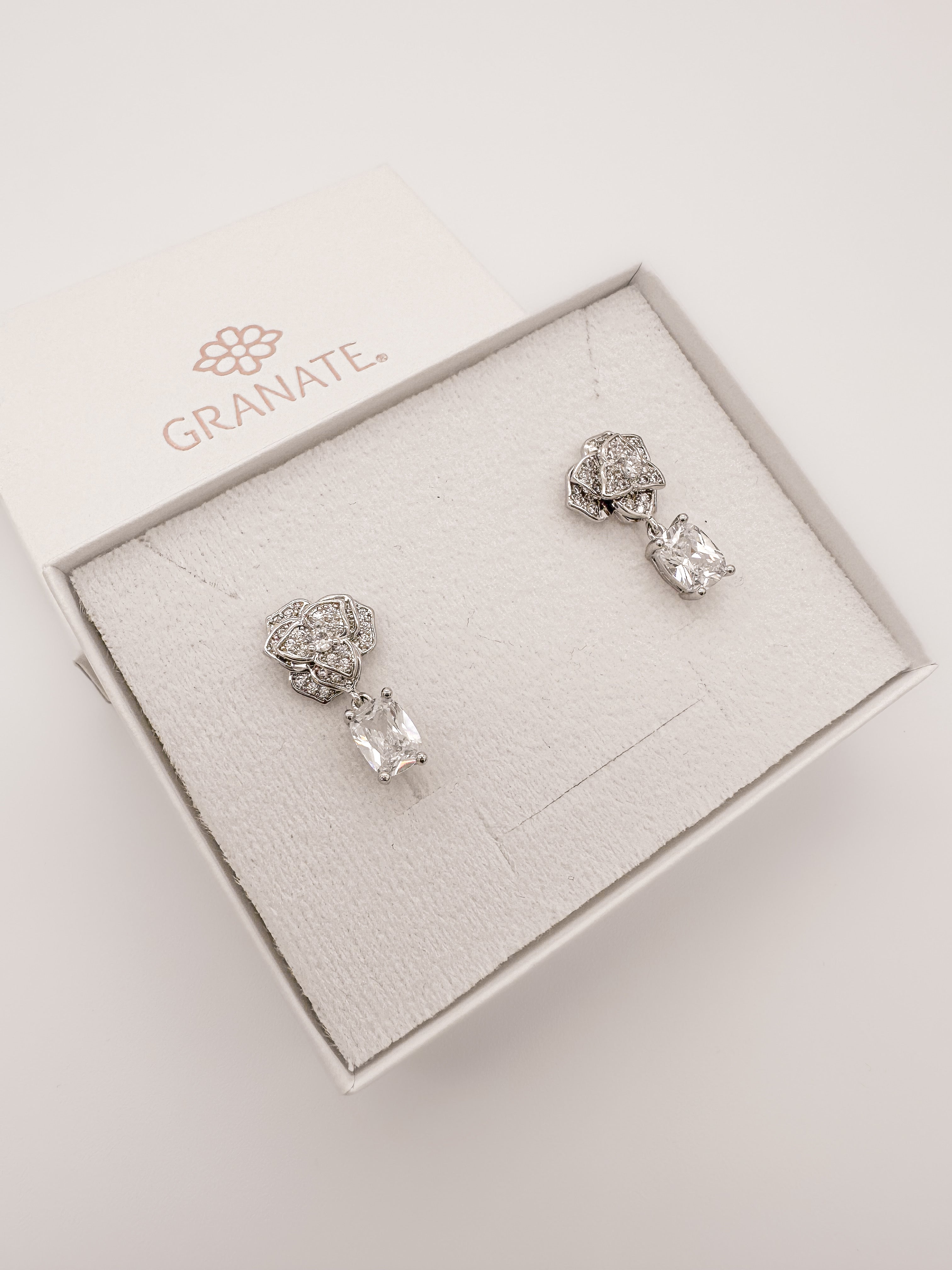 Aretes Flor Pétalos Ovalo