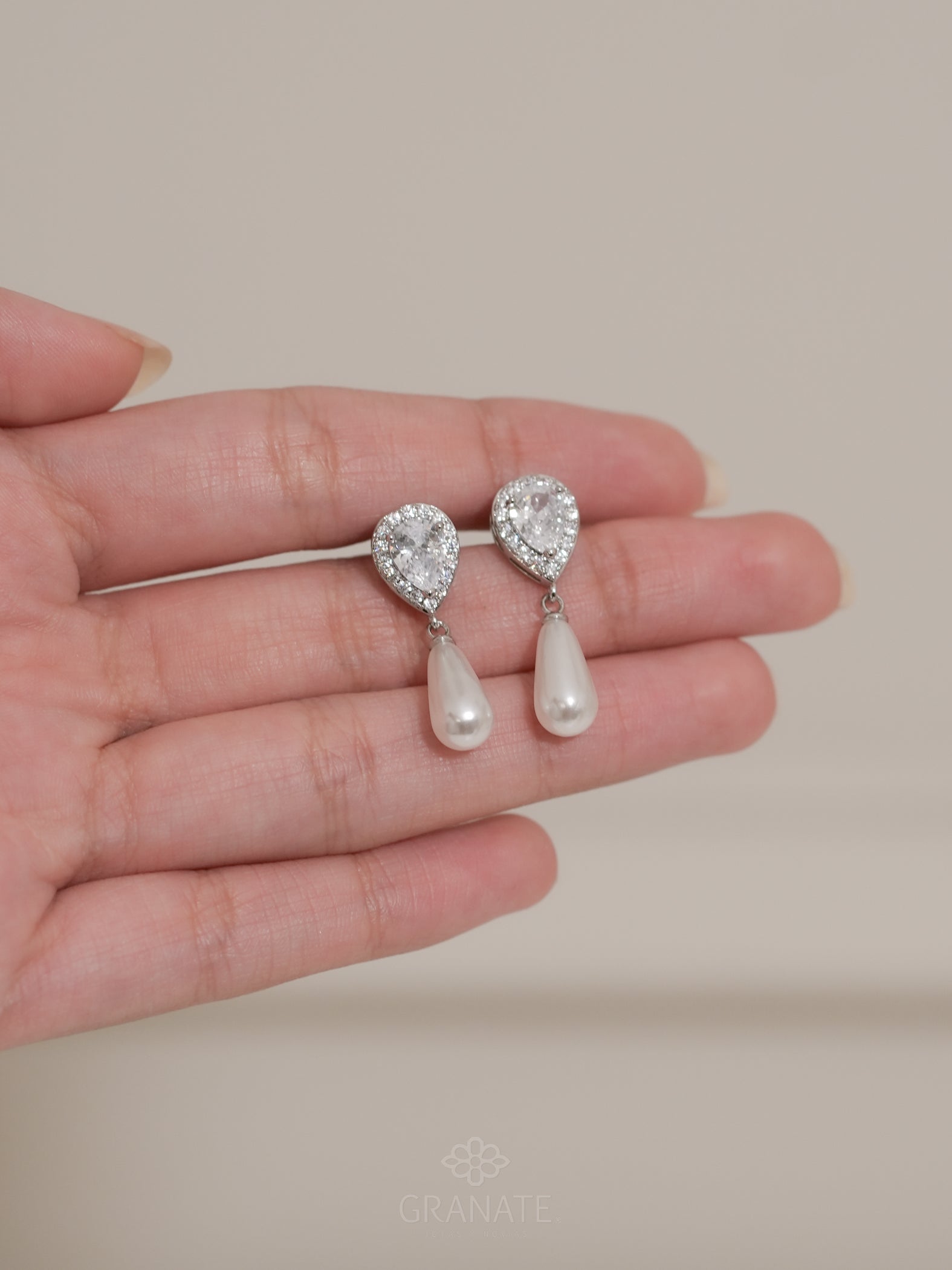 Aretes Gota Halo y Perla Alargada