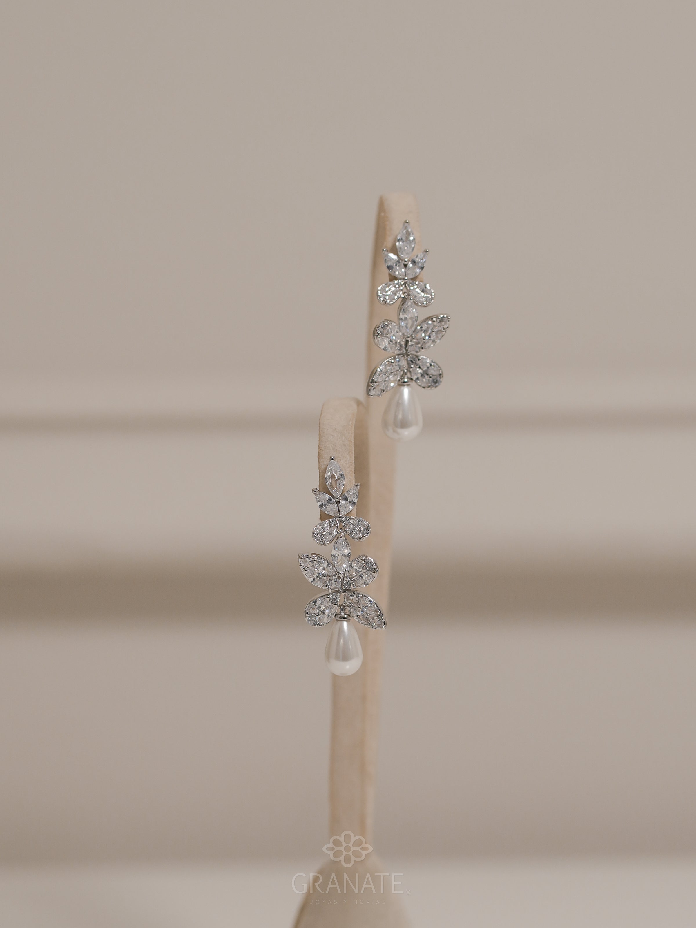 Aretes Hojas con Perla Gota