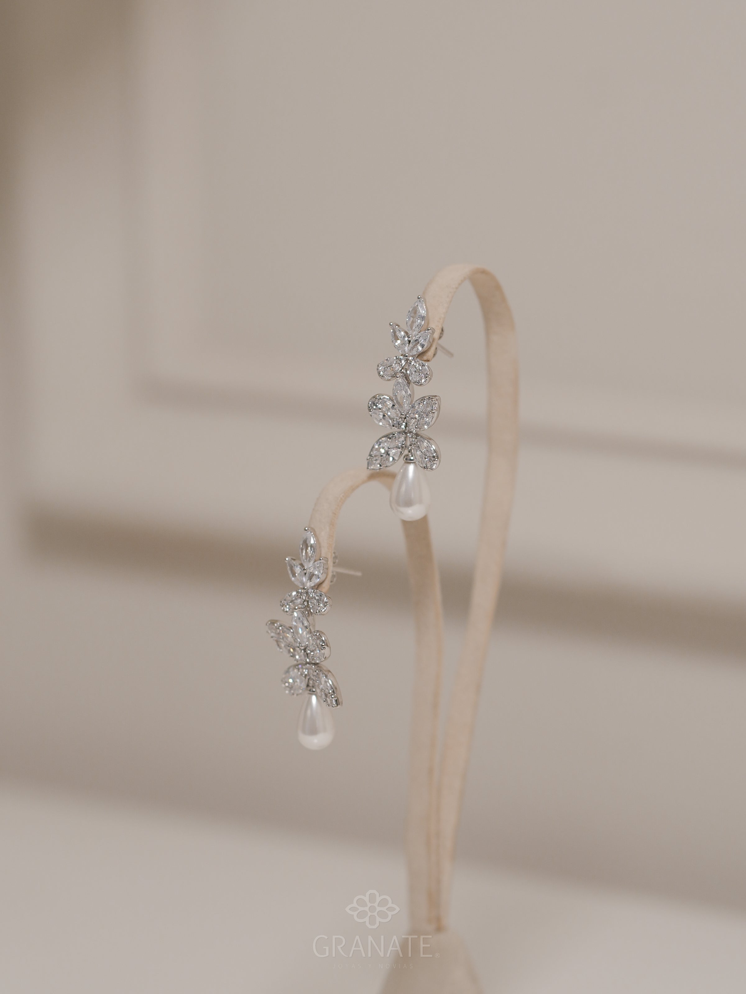 Aretes Hojas con Perla Gota