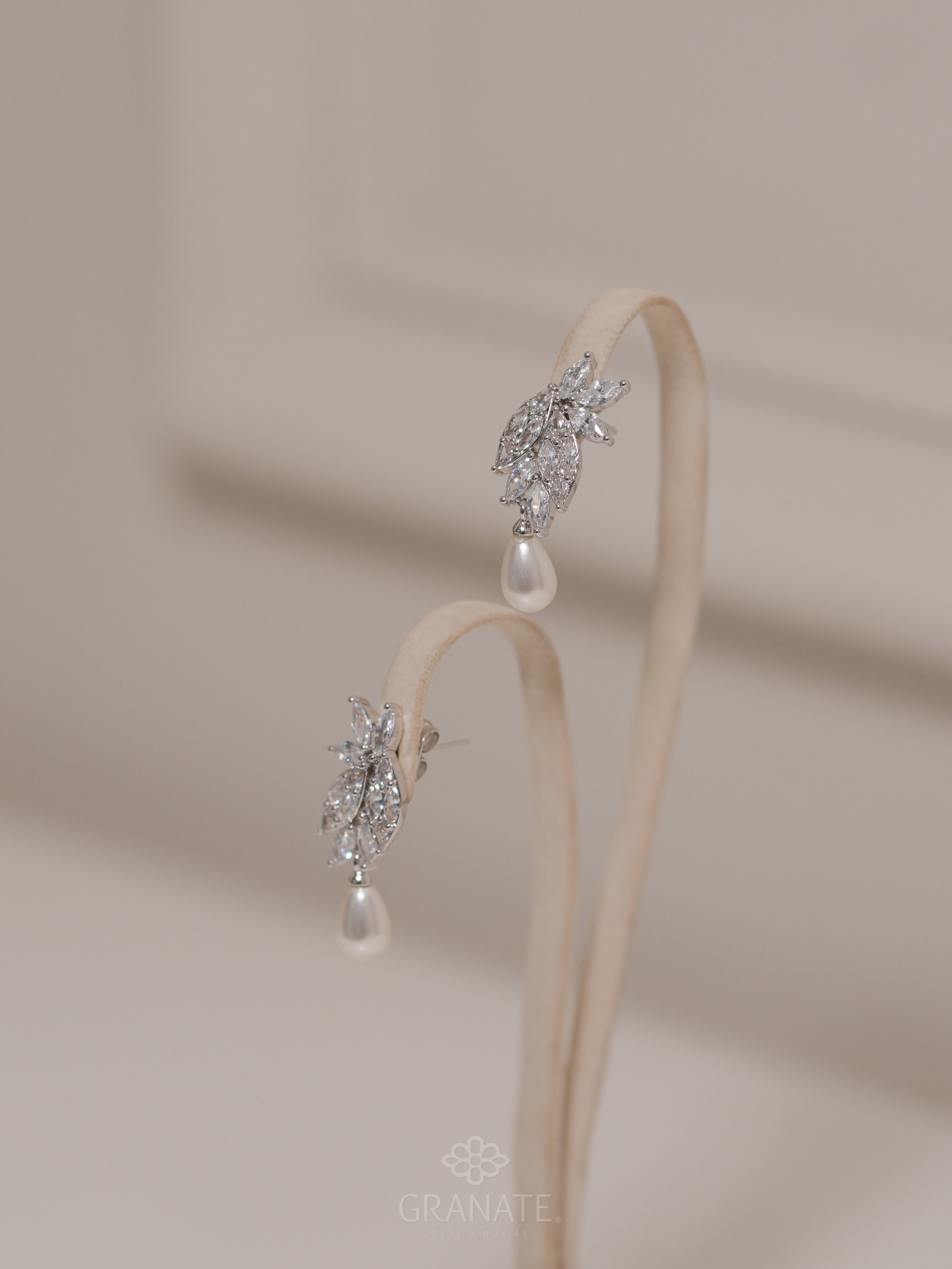 Aretes Hojas Descendiendo y Perla