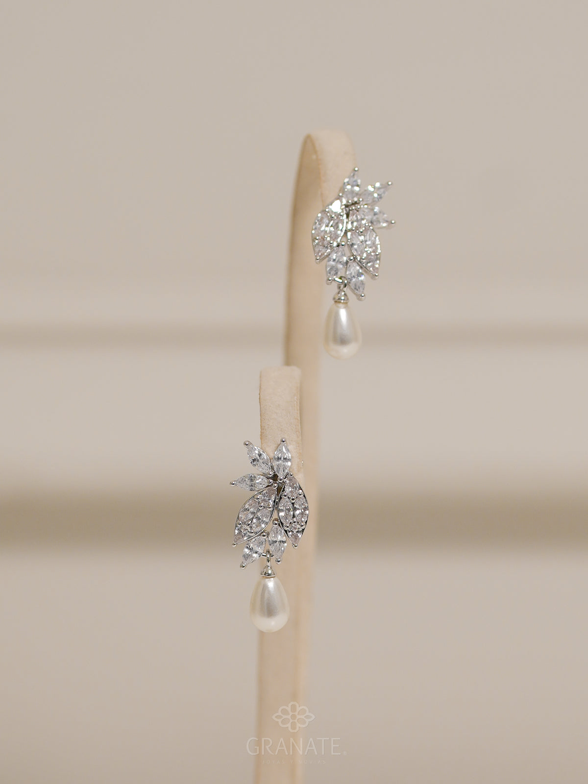Aretes Hojas Descendiendo y Perla
