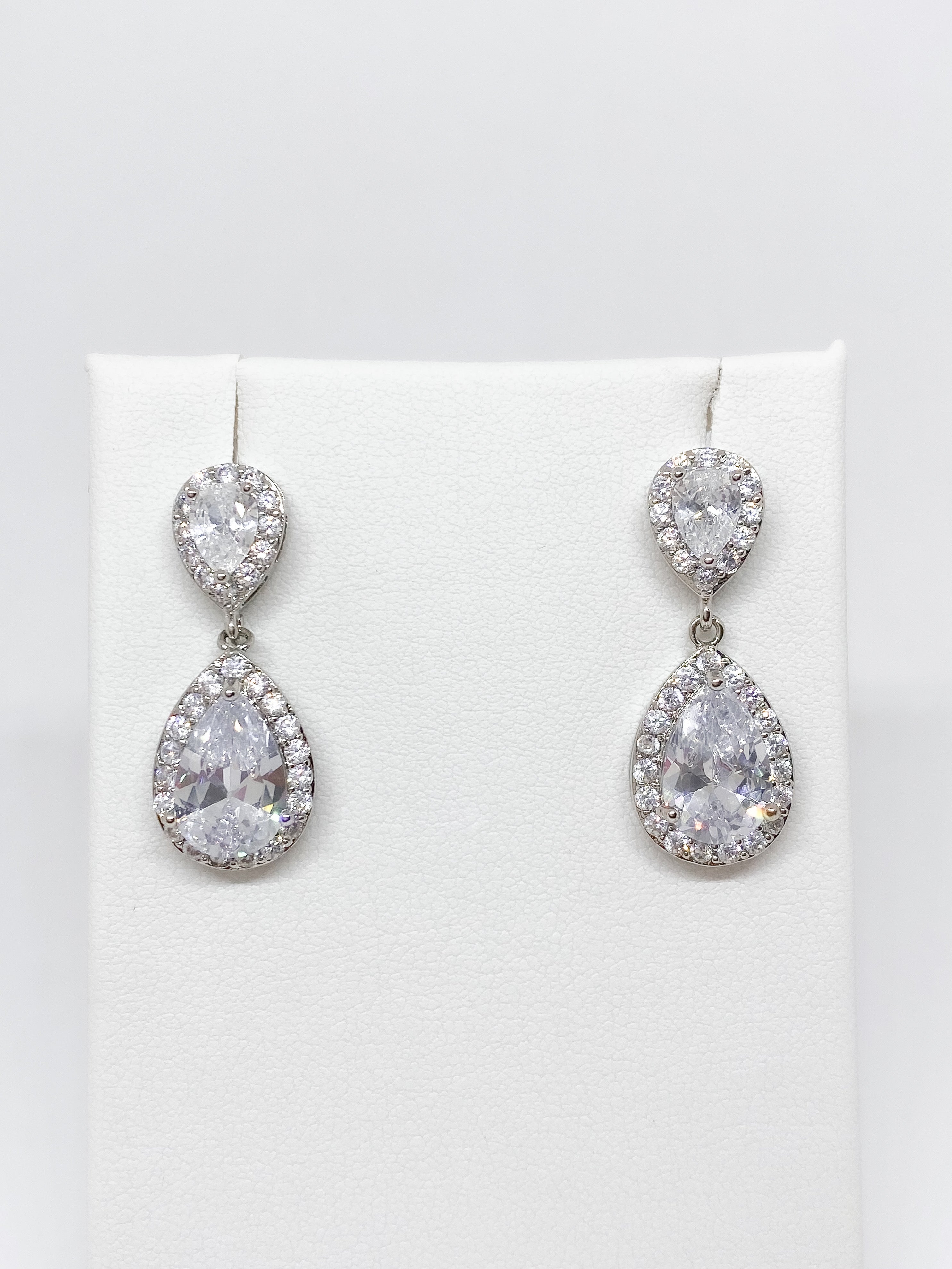 Aretes Gotas Contorno Zirconia - Plateado