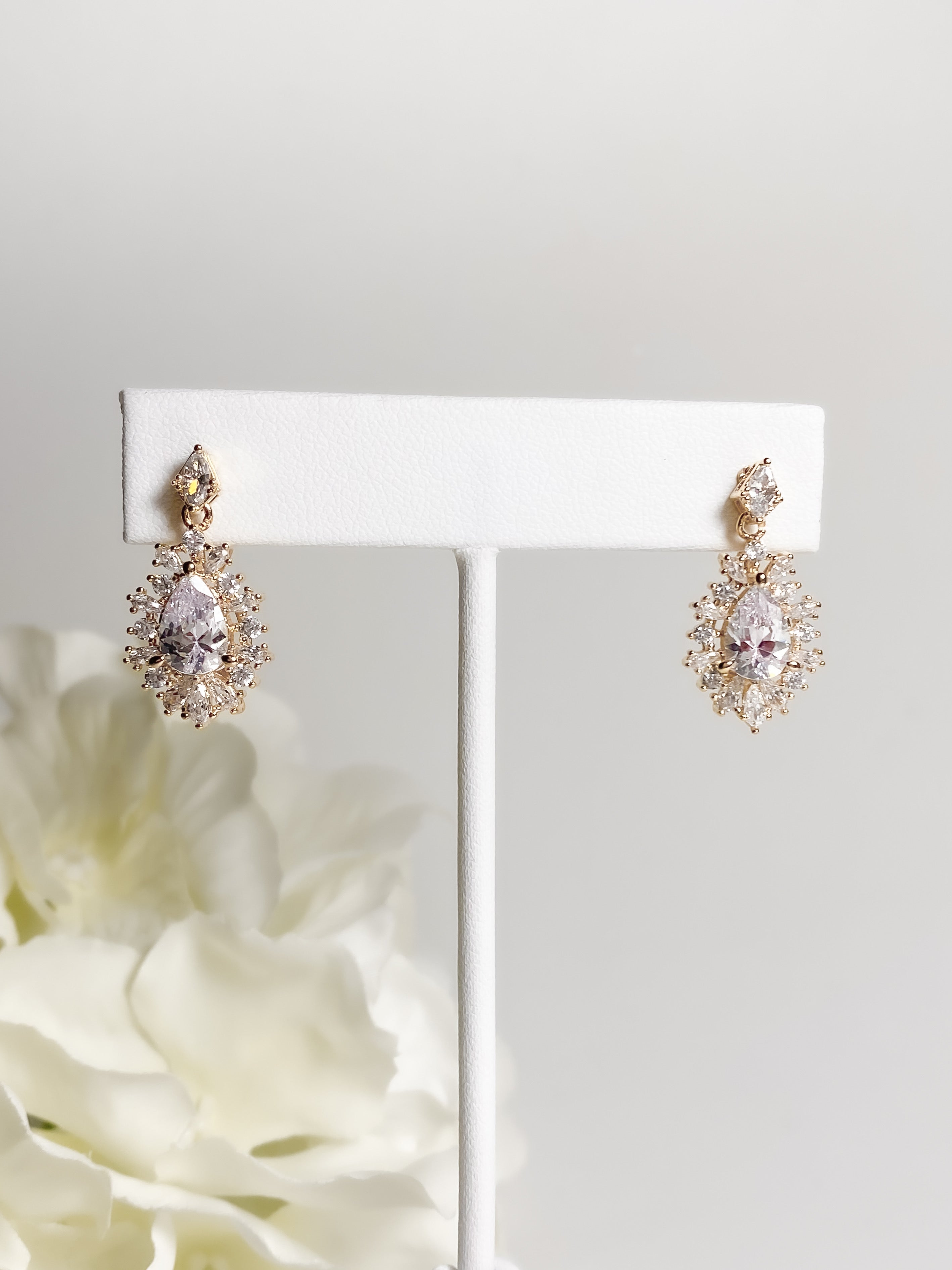 Aretes Gota Contorno Zirconias - Dorado