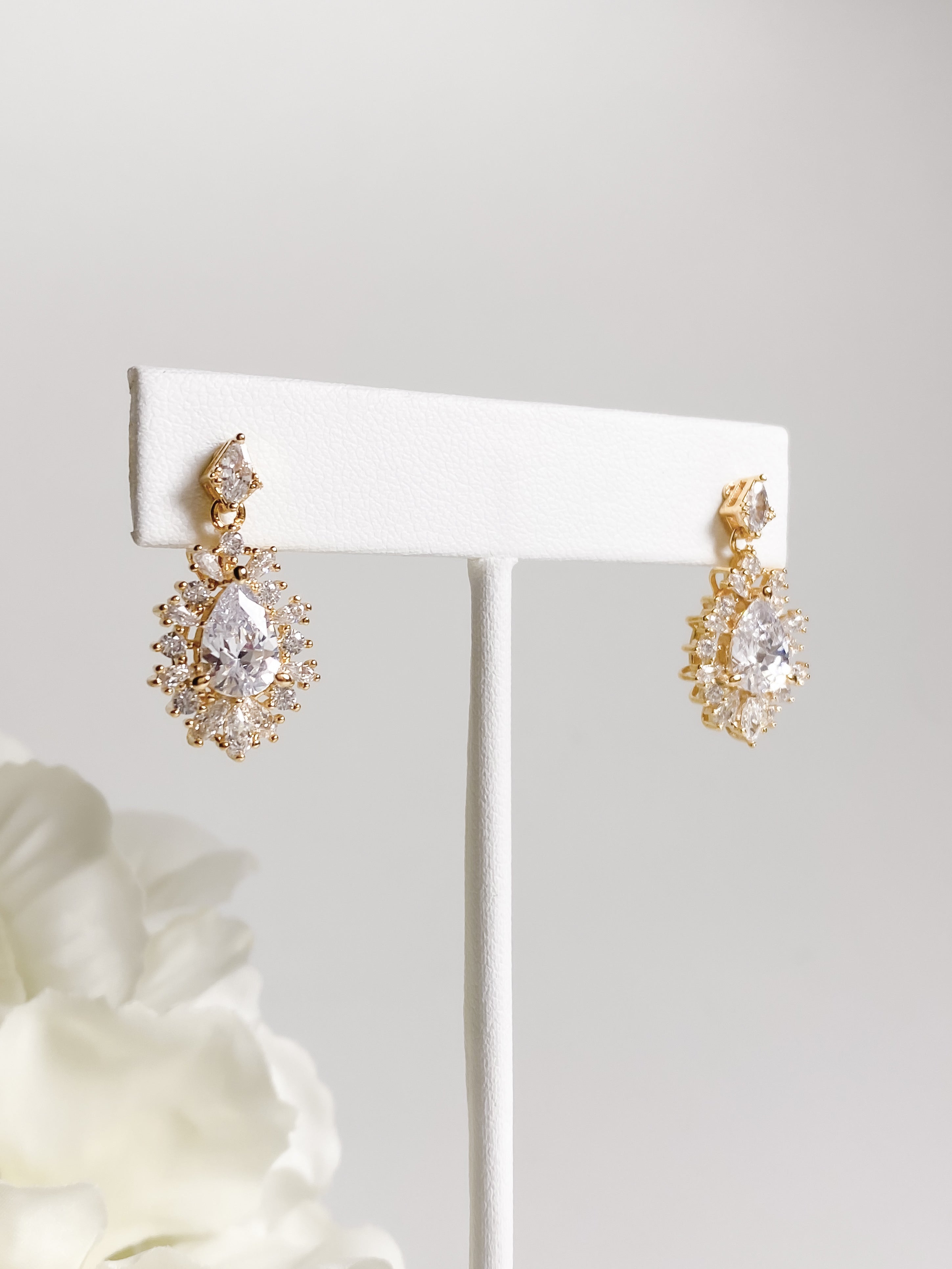 Aretes Gota Contorno Zirconias - Dorado