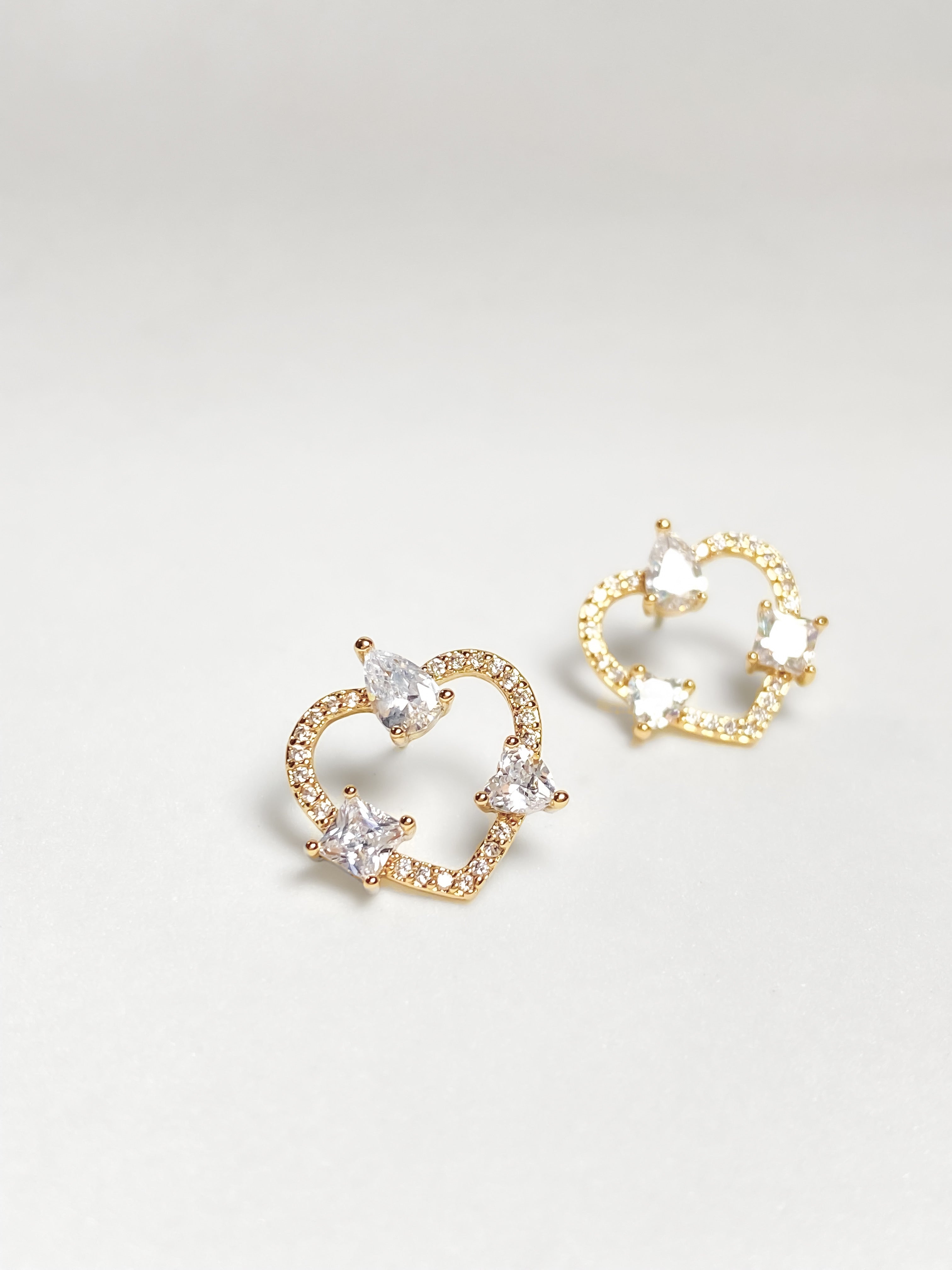 Aretes Corazón y 3 Zirconias
