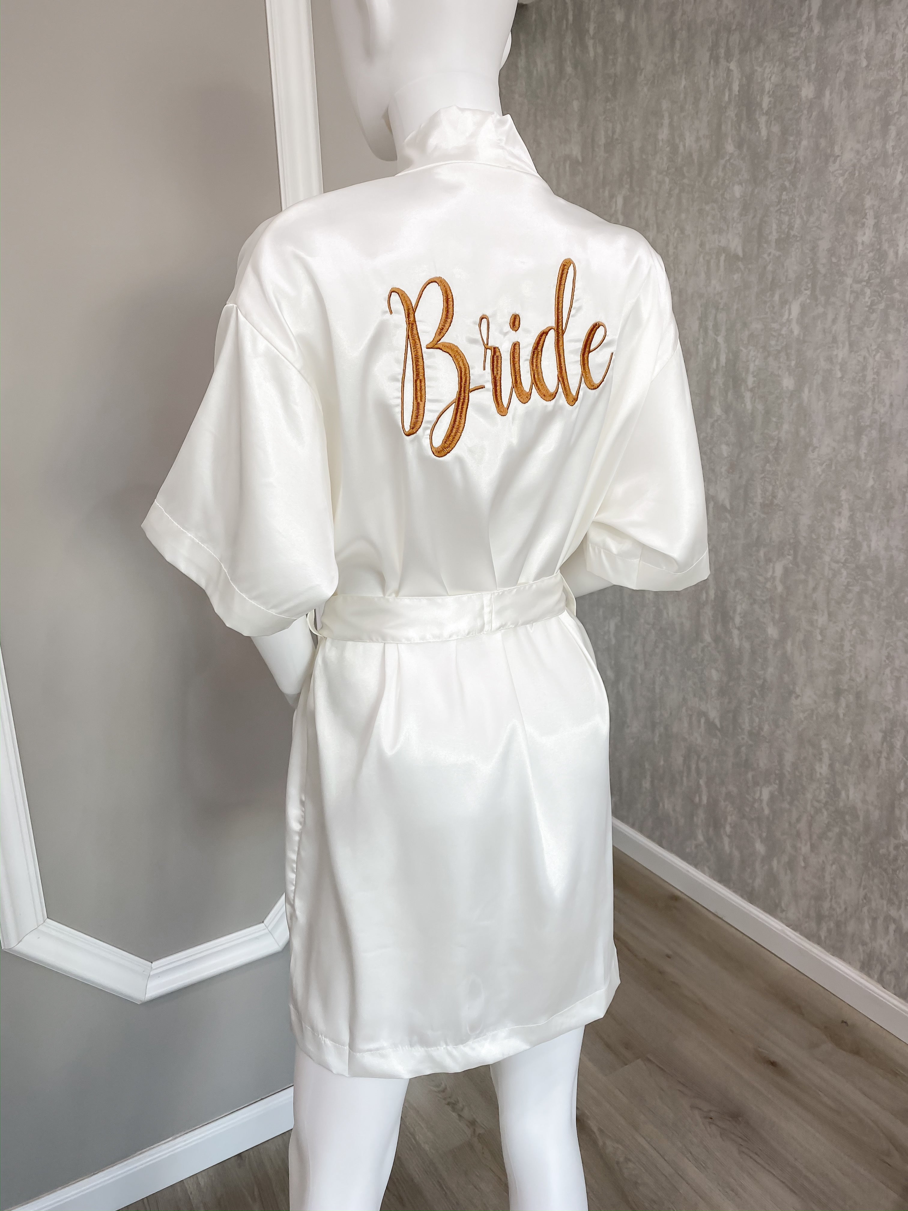 Bata Bordada “Bride” Blanca con Oro