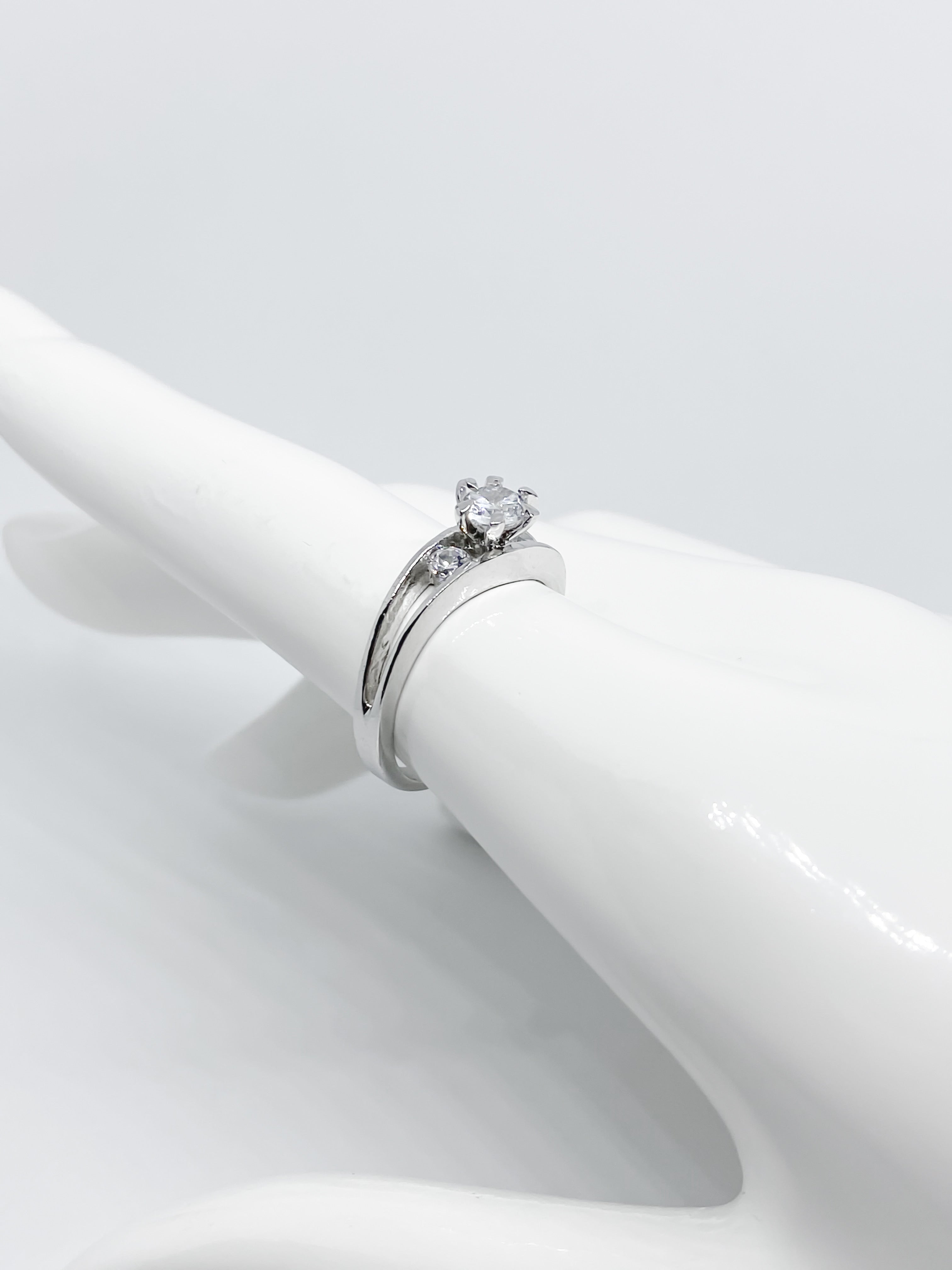 Anillo Solitario Tres Zirconias