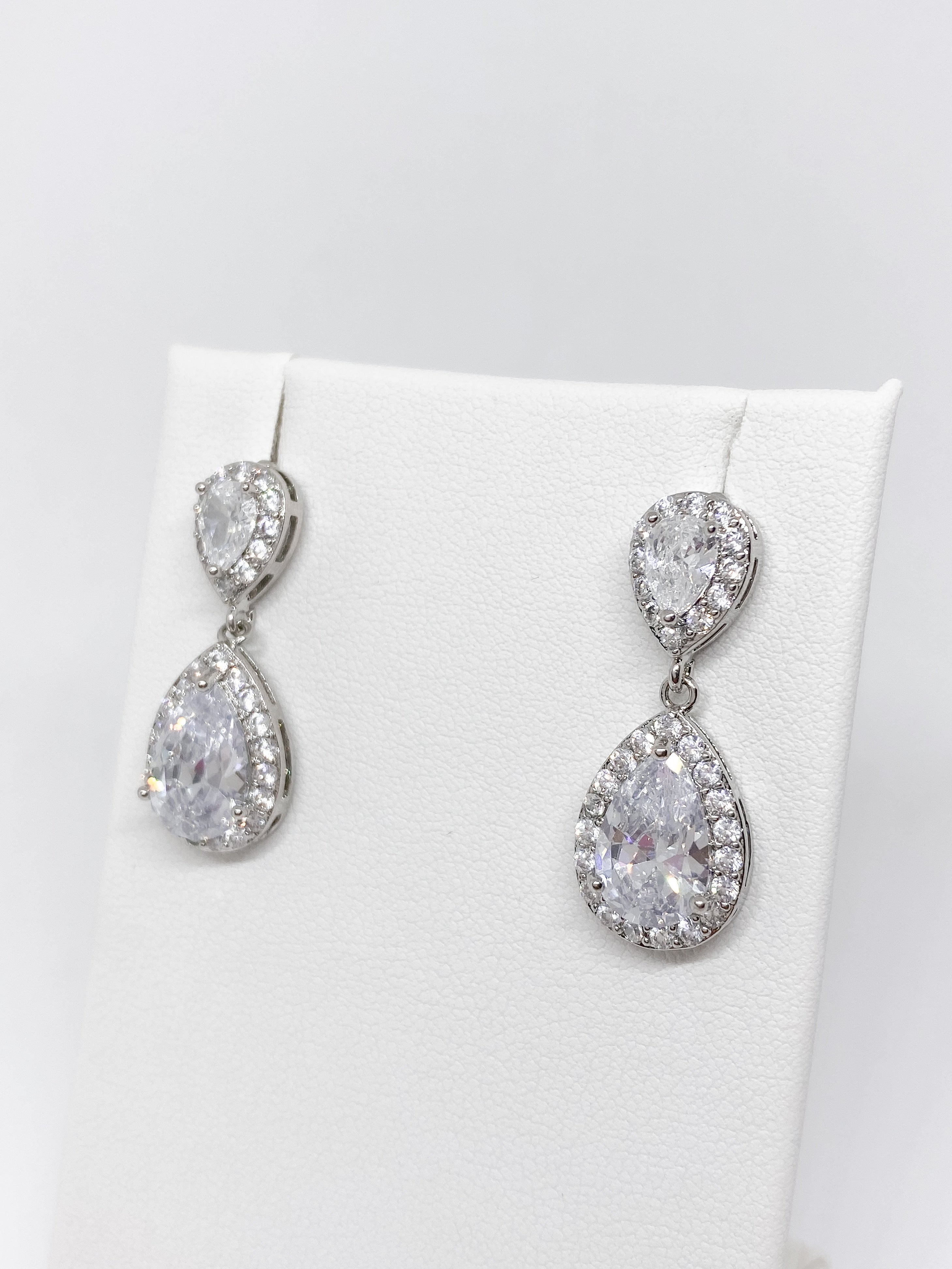Aretes Gotas Contorno Zirconia - Plateado
