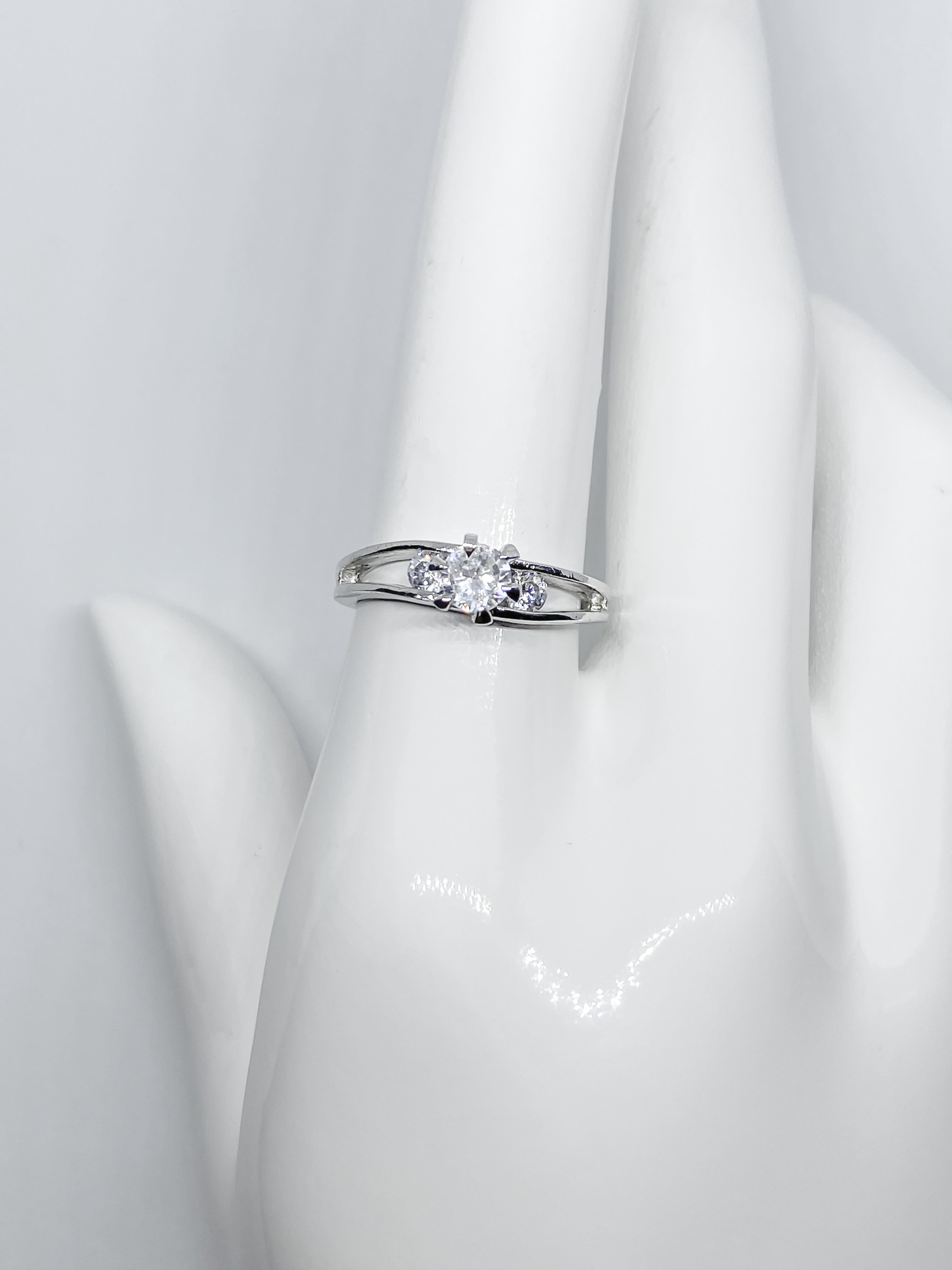 Anillo Solitario Tres Zirconias