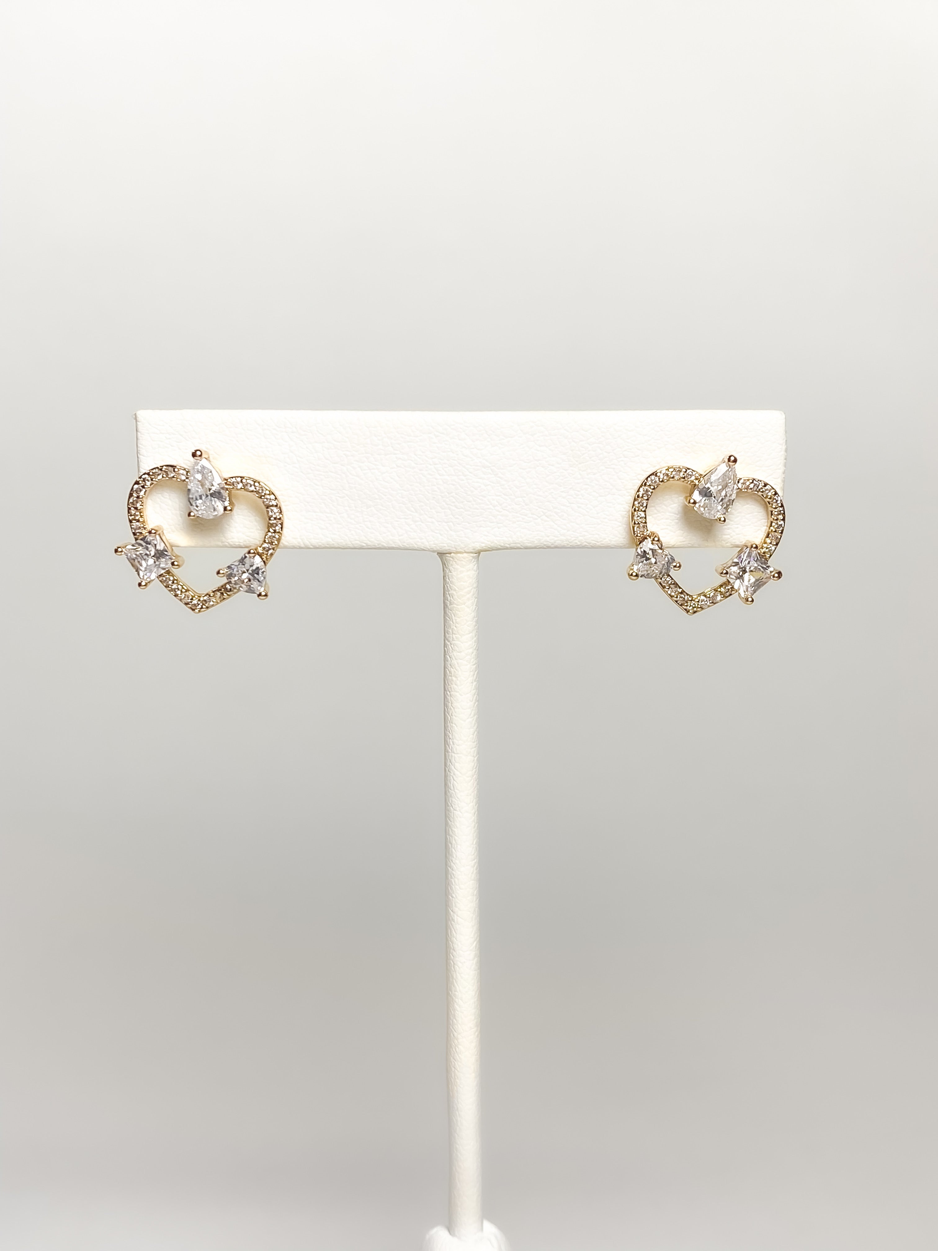 Aretes Corazón y 3 Zirconias