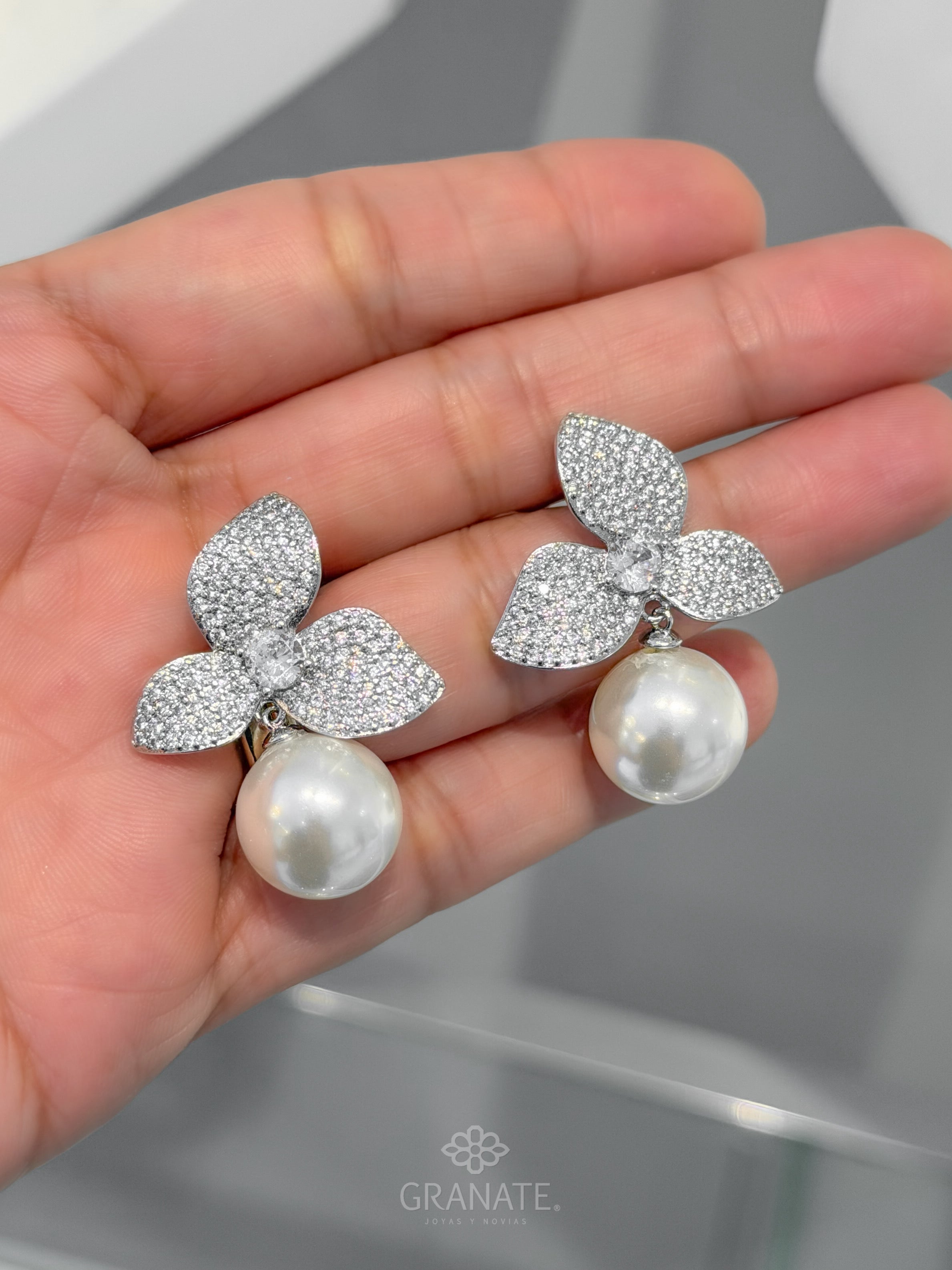 Aretes Flor 3 Pétalos Perla