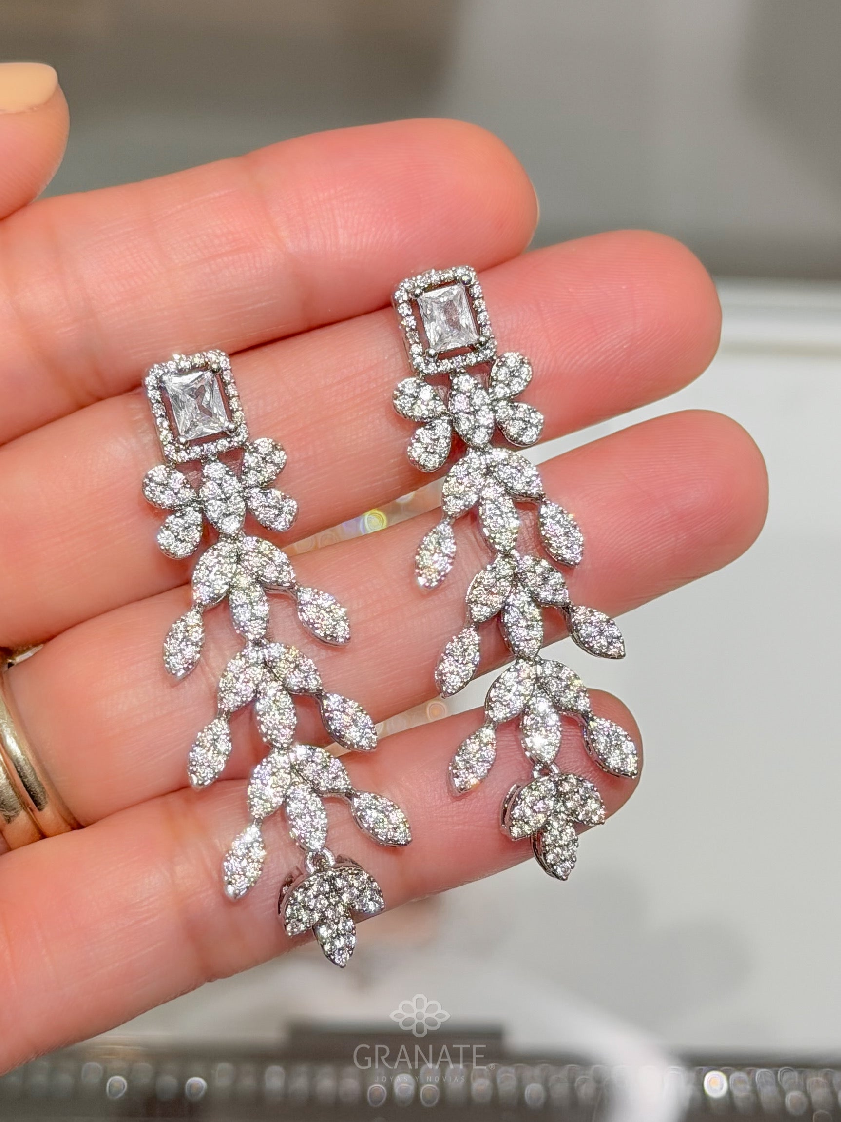 Aretes Rectángulo Halo Hojas