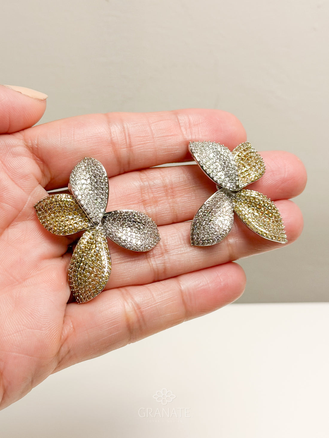 Aretes Hojas Onduladas Pavé