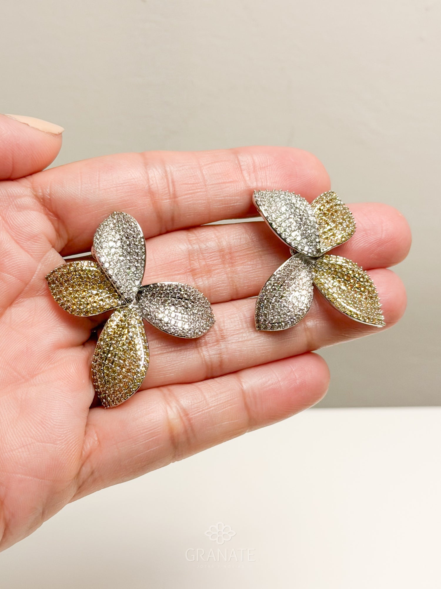 Aretes Hojas Onduladas Pavé