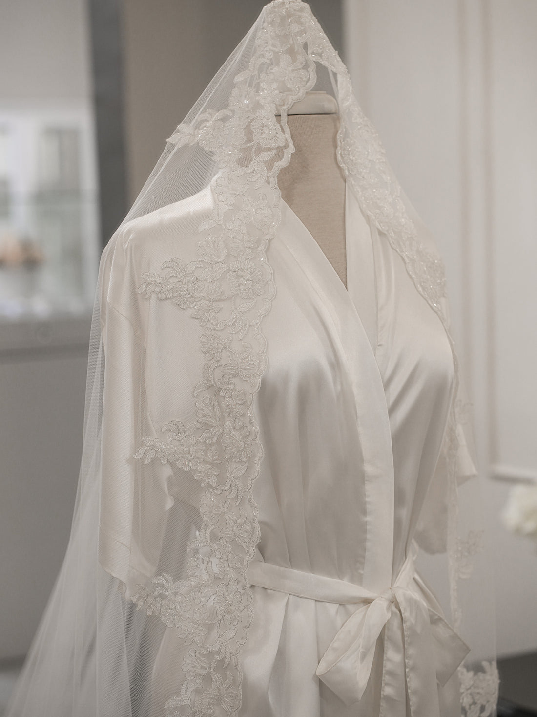 Bata Bordada “Bride” Perla con Gris