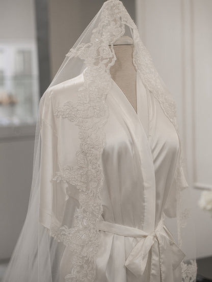 Bata Bordada “Bride” Perla con Gris