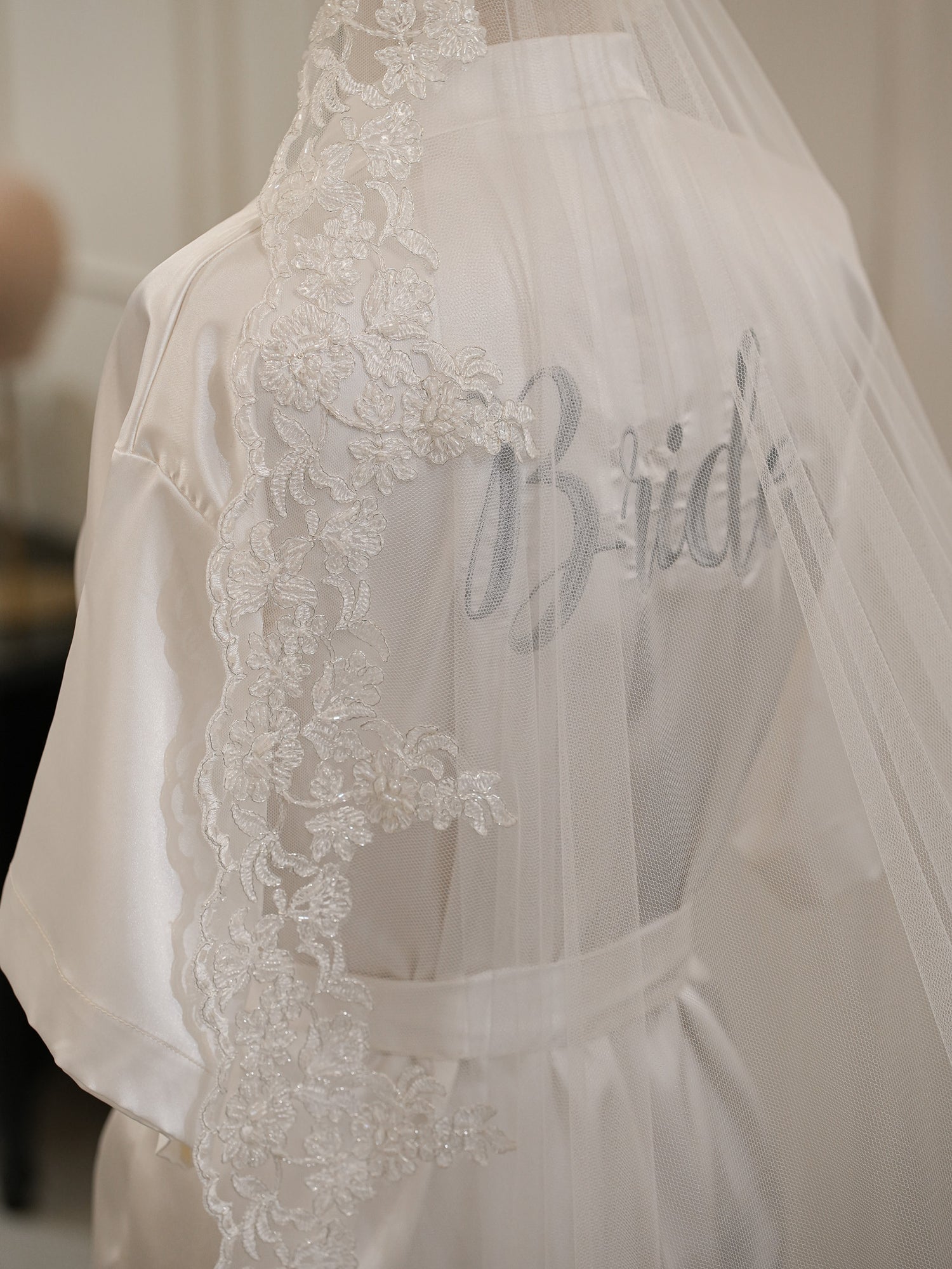 Bata Bordada “Bride” Perla con Gris