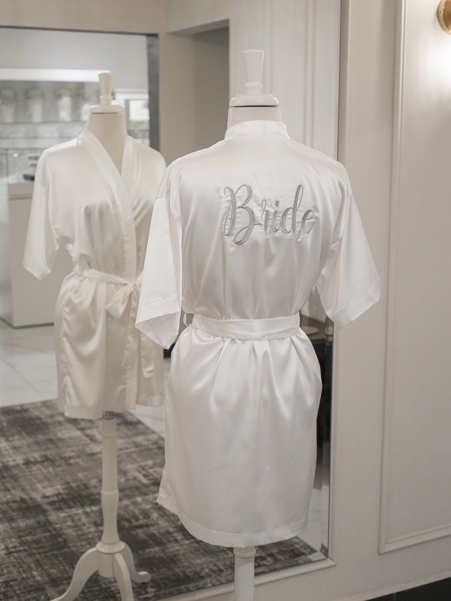 Bata Bordada “Bride” Perla con Gris