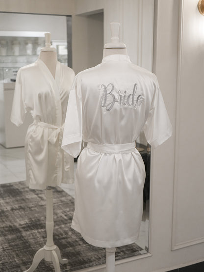 Bata Bordada “Bride” Perla con Gris