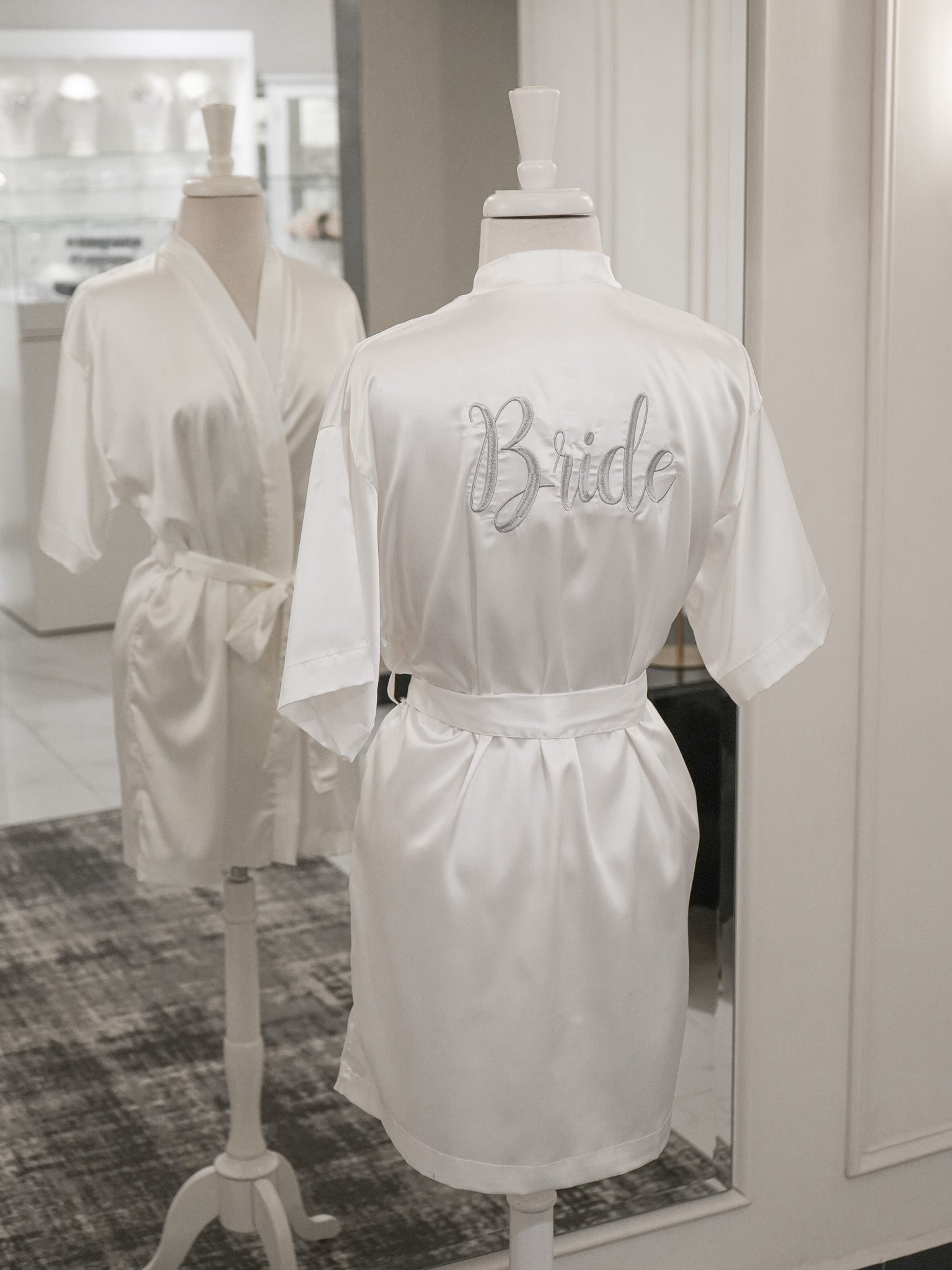 Bata Bordada “Bride” Perla con Gris