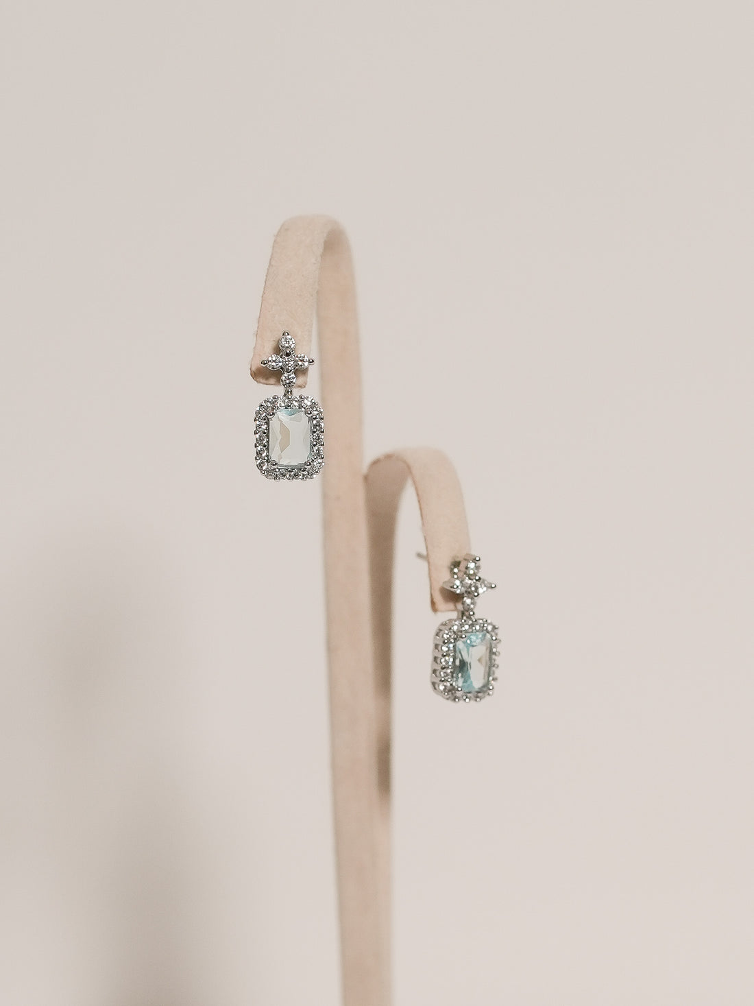 Aretes Flor Rectángulo Halo