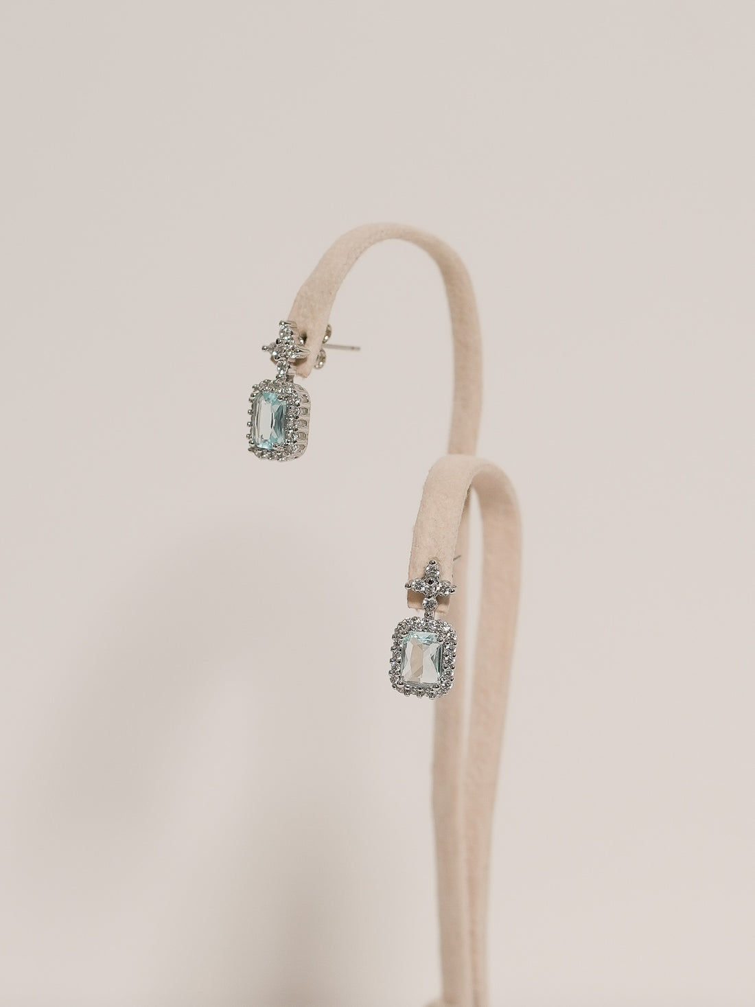 Aretes Flor Rectángulo Halo