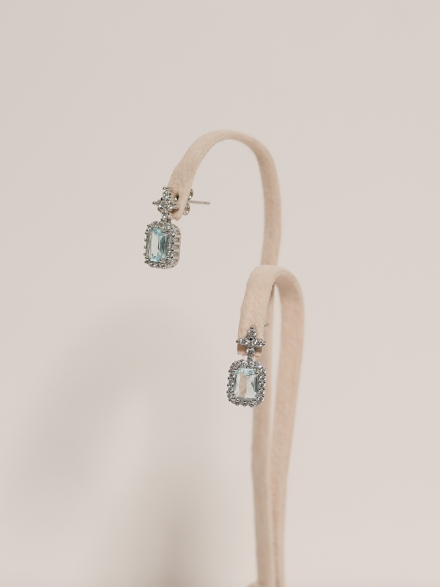 Aretes Flor Rectángulo Halo