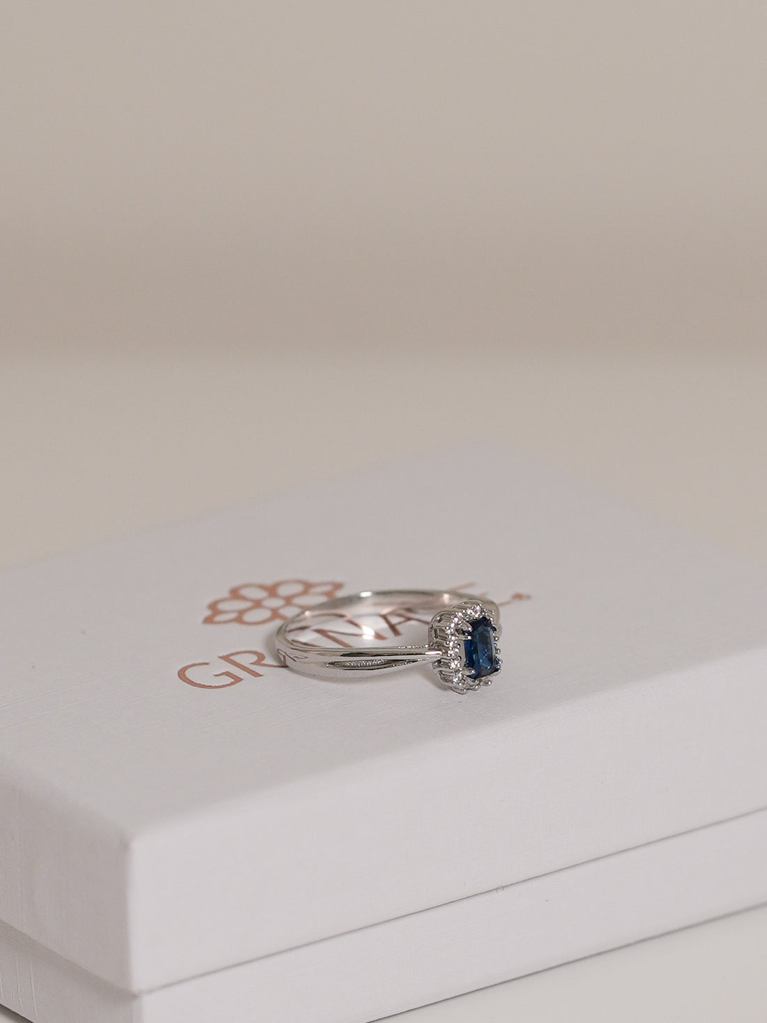 Anillo Solitario Baguette Halo de Plata