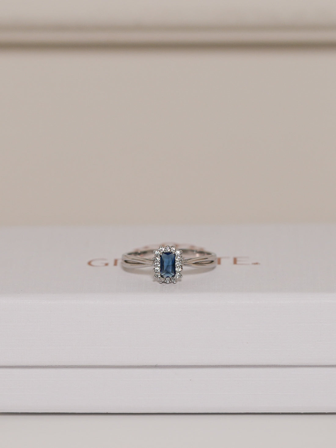 Anillo Solitario Baguette Halo de Plata