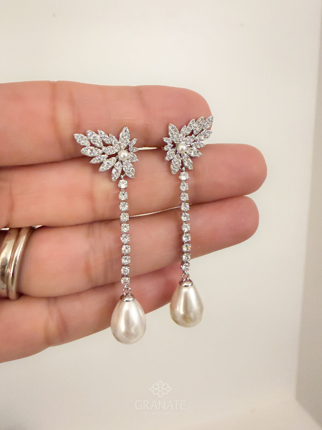 Aretes Largos Hojitas y Perla