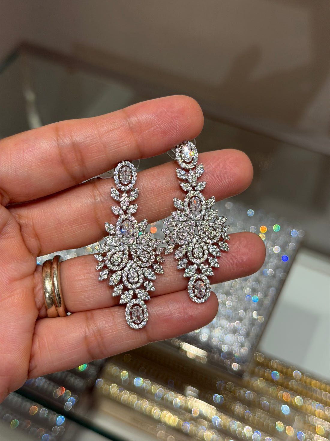 Aretes Ovalos Gotas y Hojas Pavé