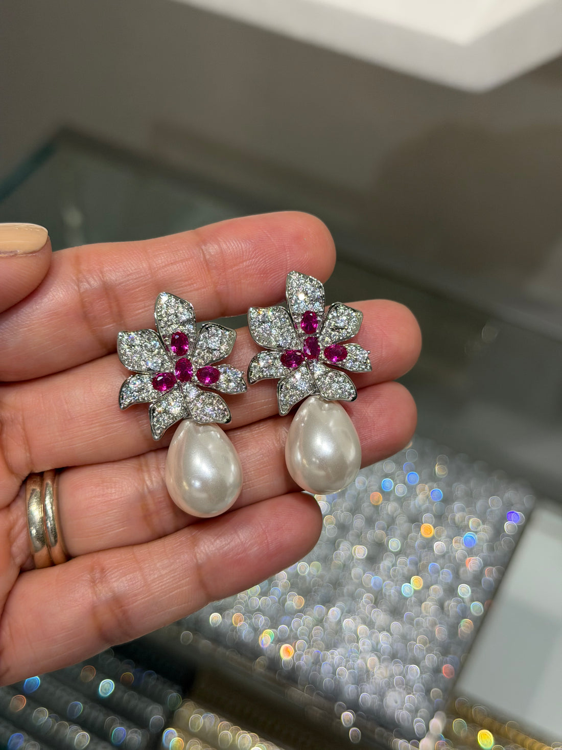 Aretes Flor Fucsia y Perla Gota
