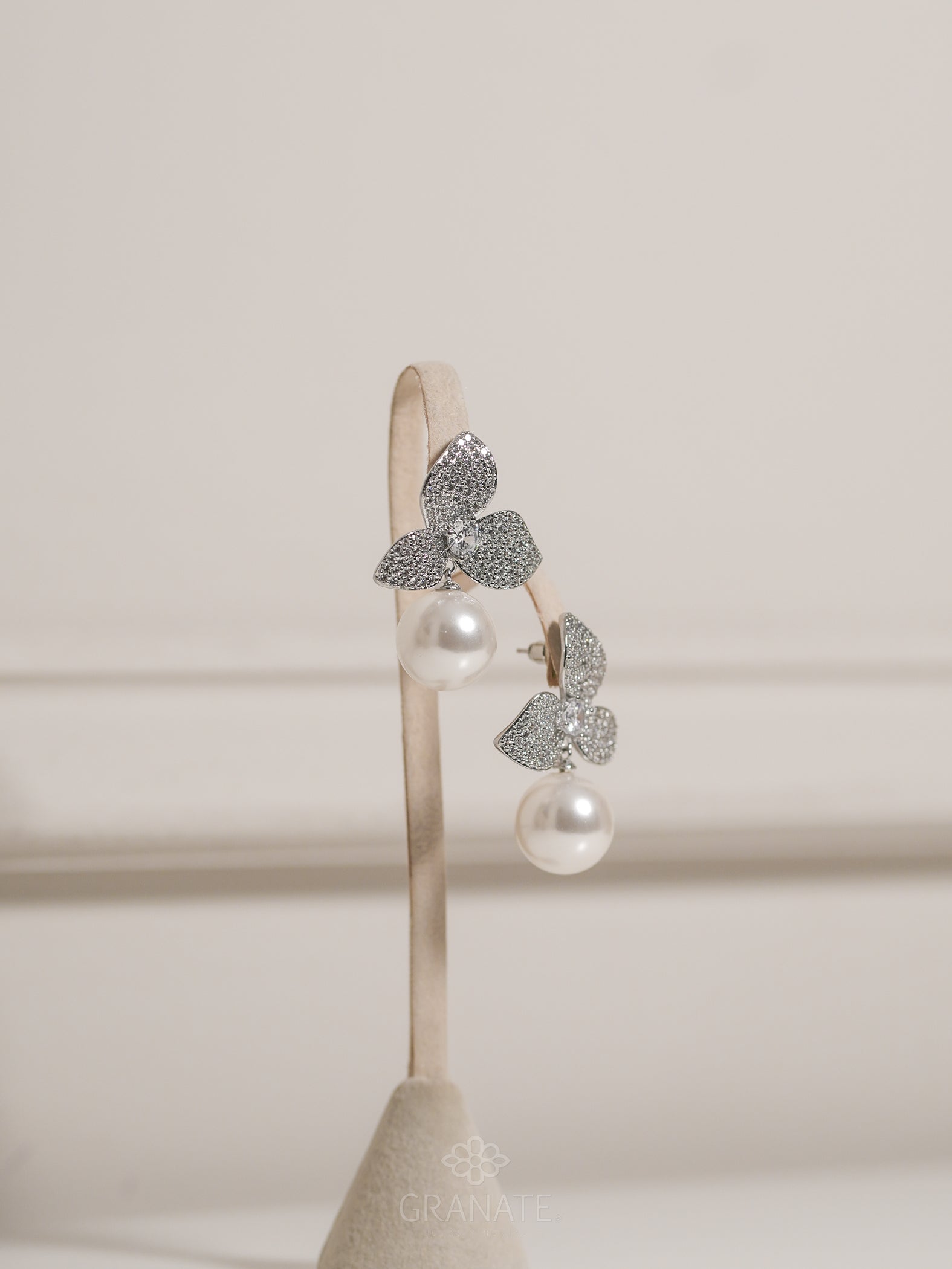 Aretes Flor 3 Pétalos Perla