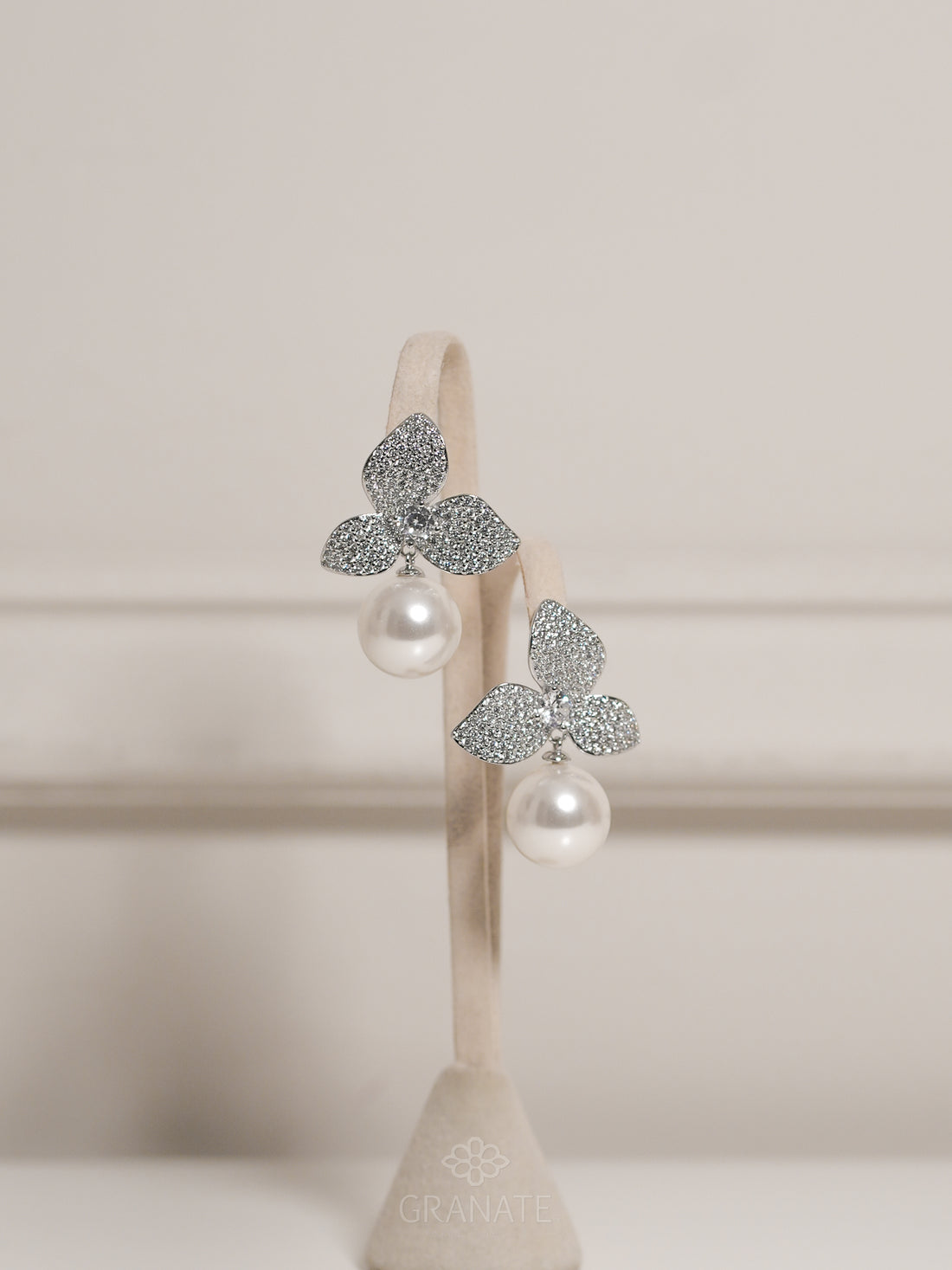 Aretes Flor 3 Pétalos Perla