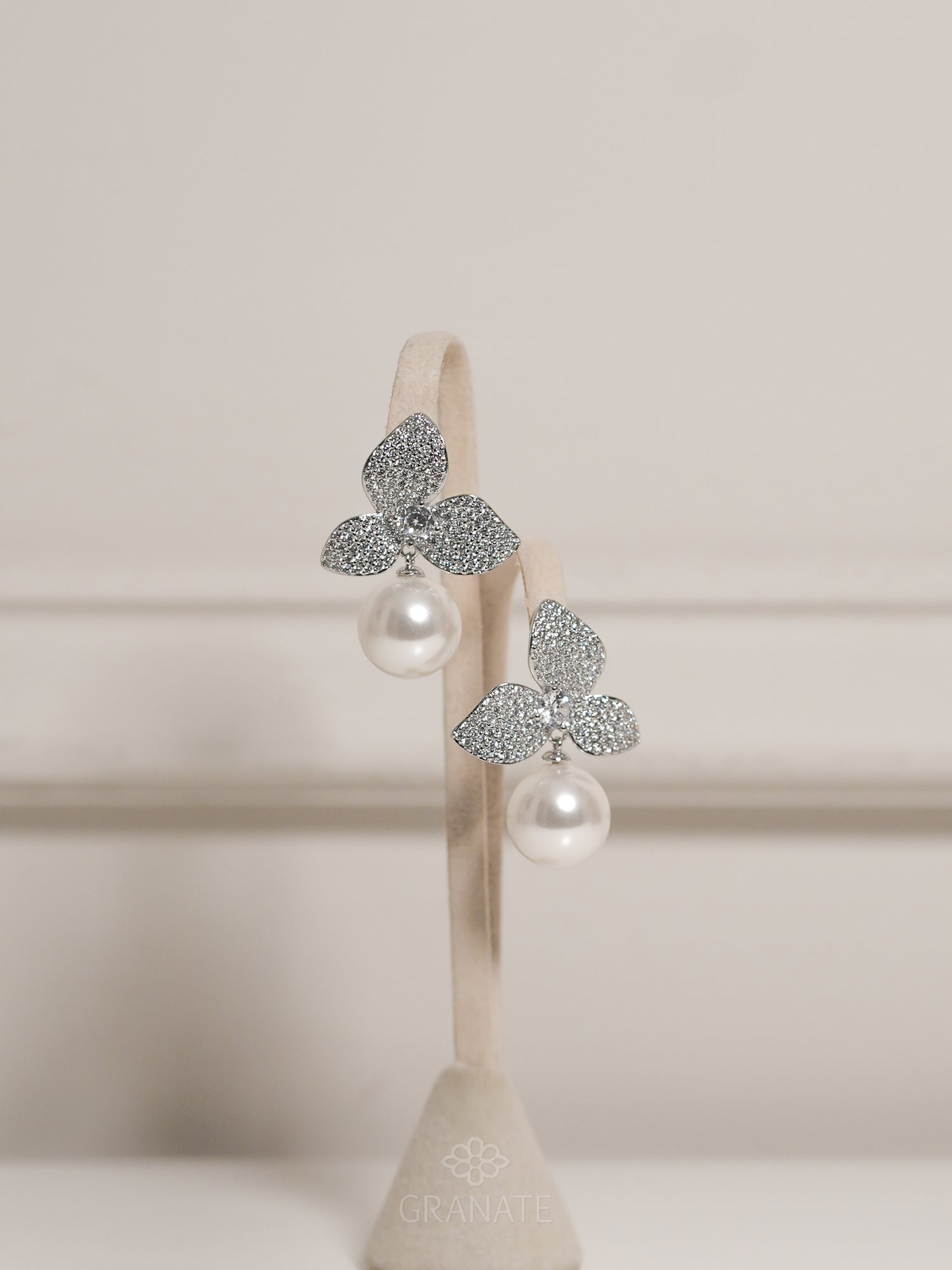 Aretes Flor 3 Pétalos Perla