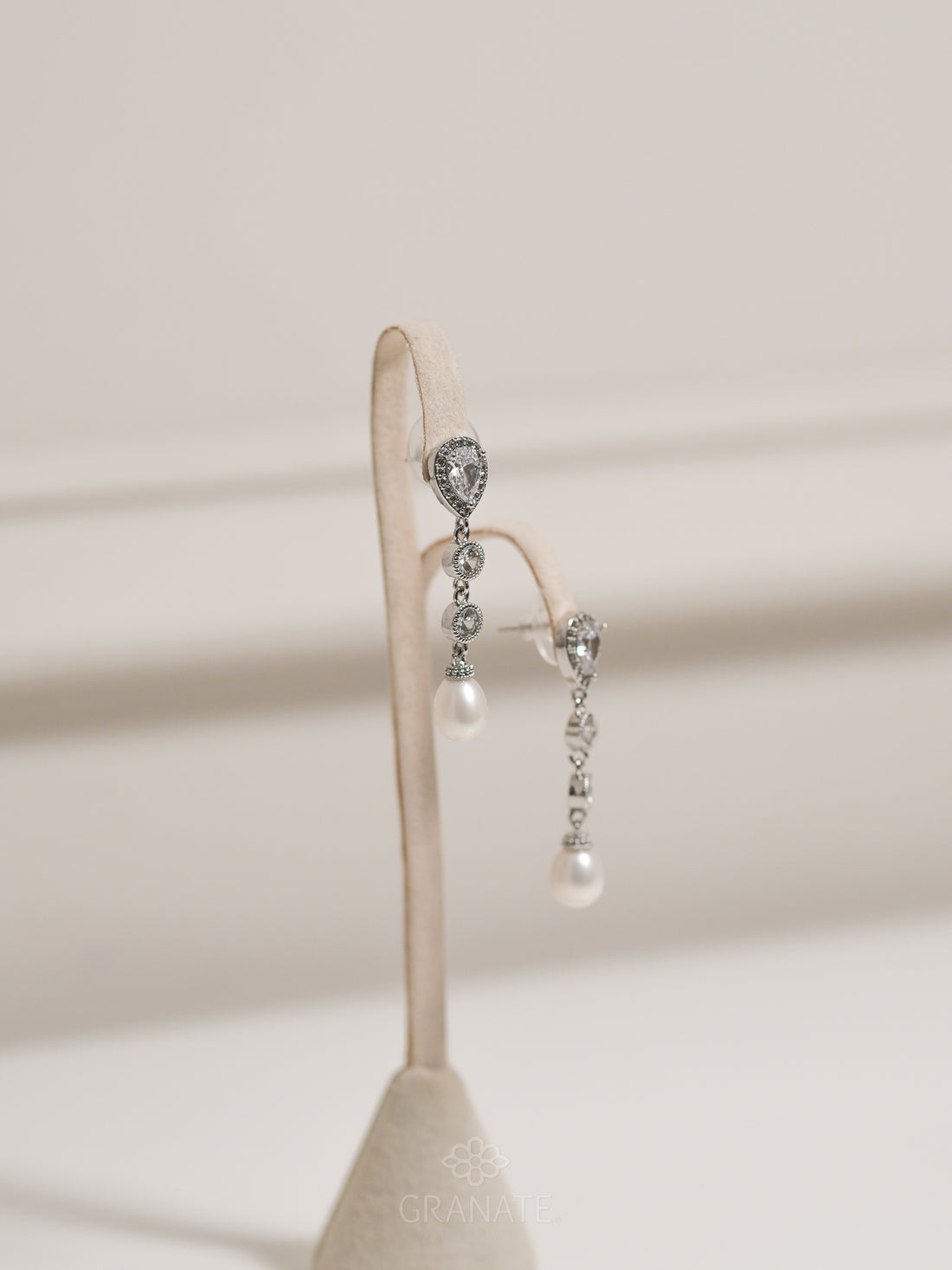 Aretes Gota Puntos Perla de Plata