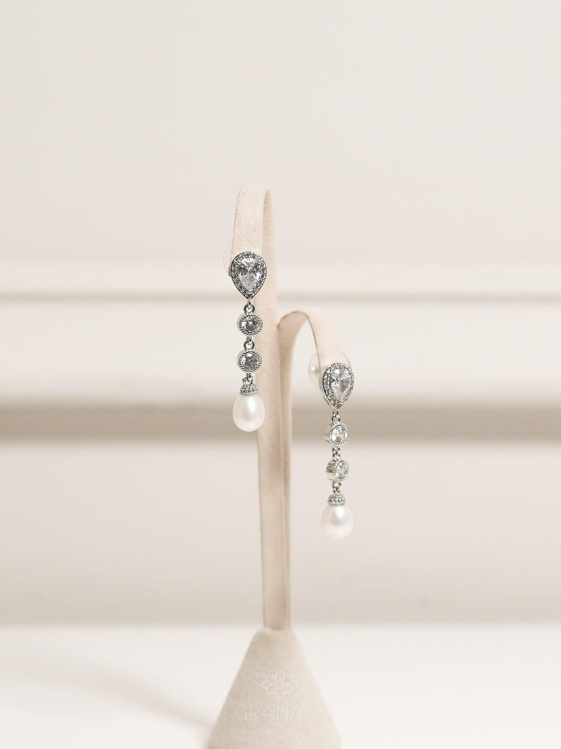 Aretes Gota Puntos Perla de Plata
