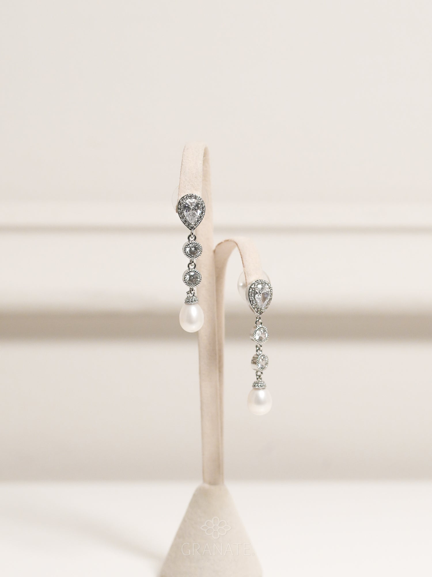 Aretes Gota Puntos Perla de Plata