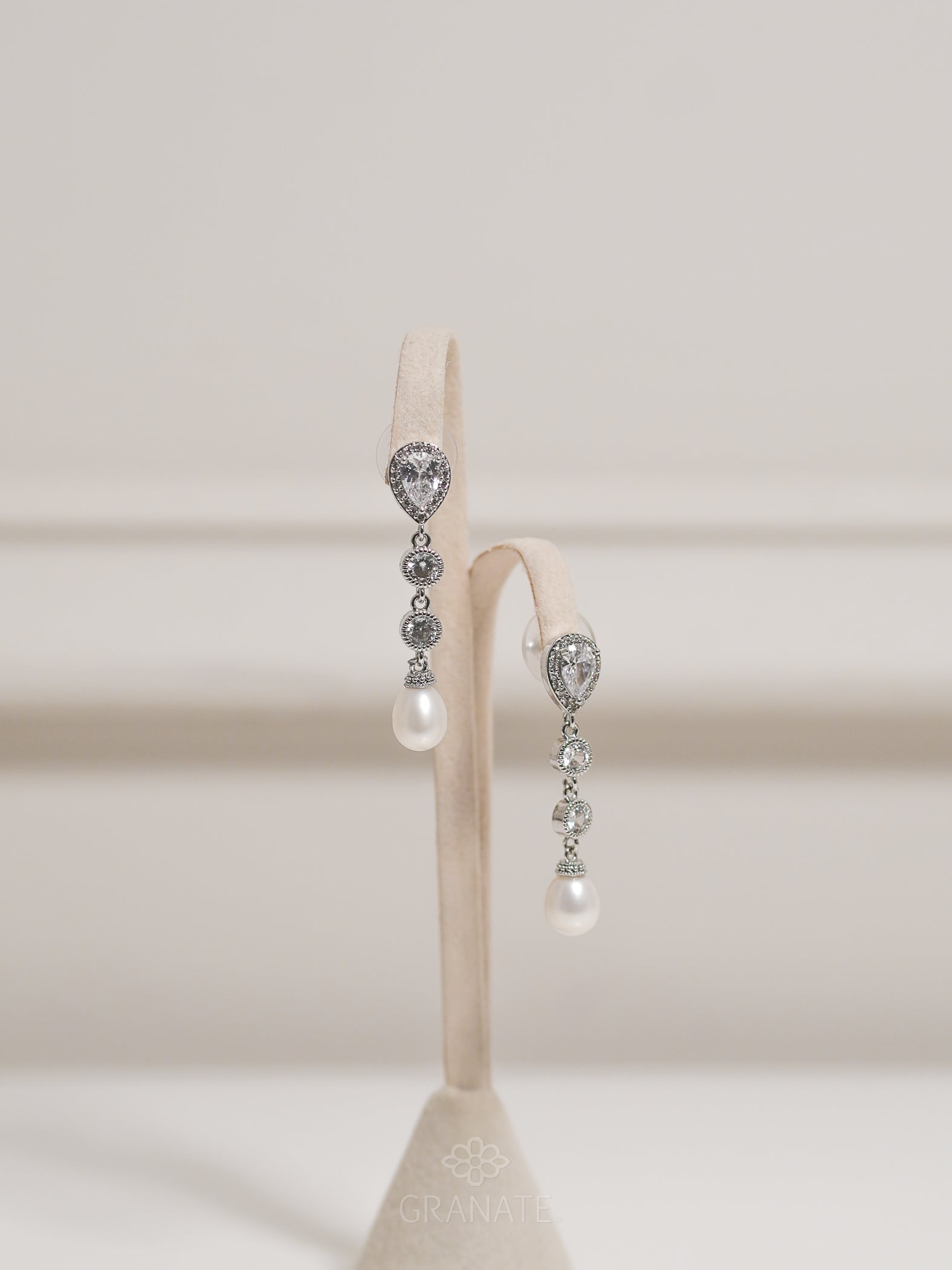 Aretes Gota Puntos Perla de Plata