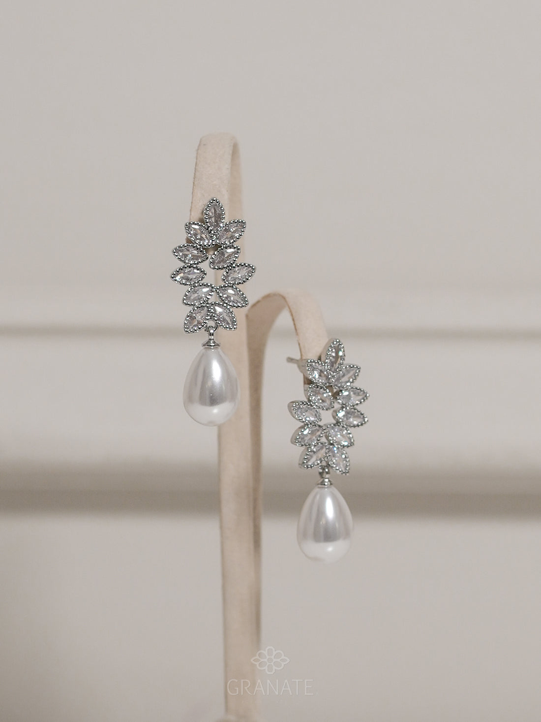 Aretes Hojas y Perla Gota
