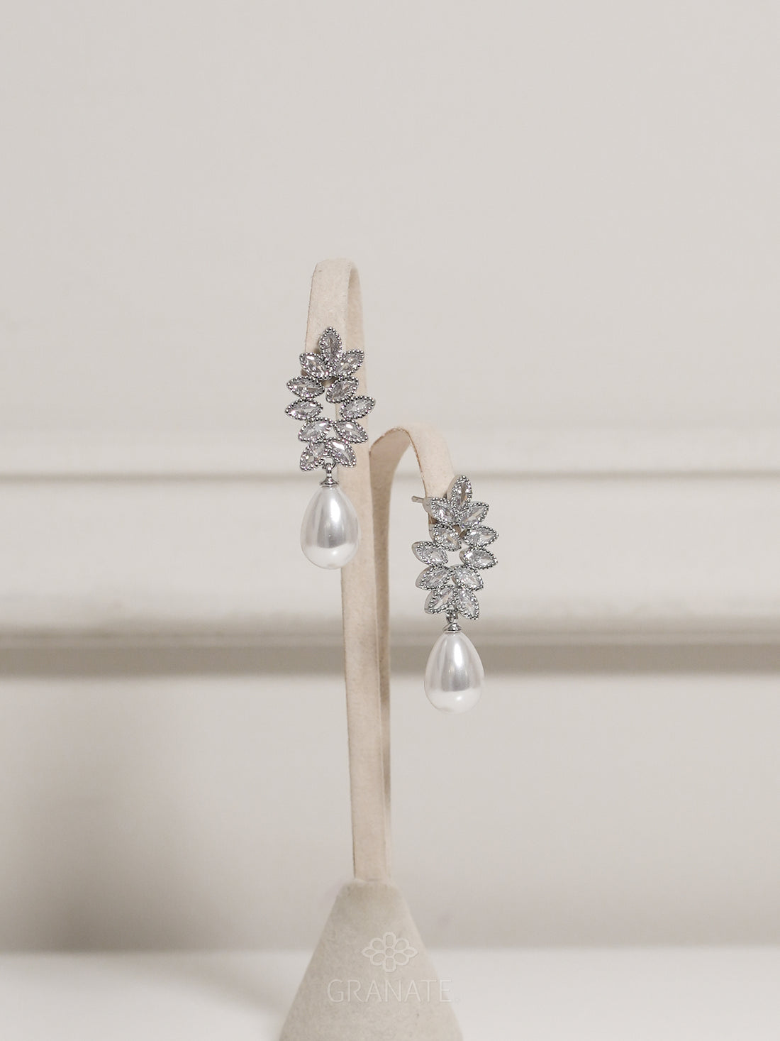 Aretes Hojas y Perla Gota